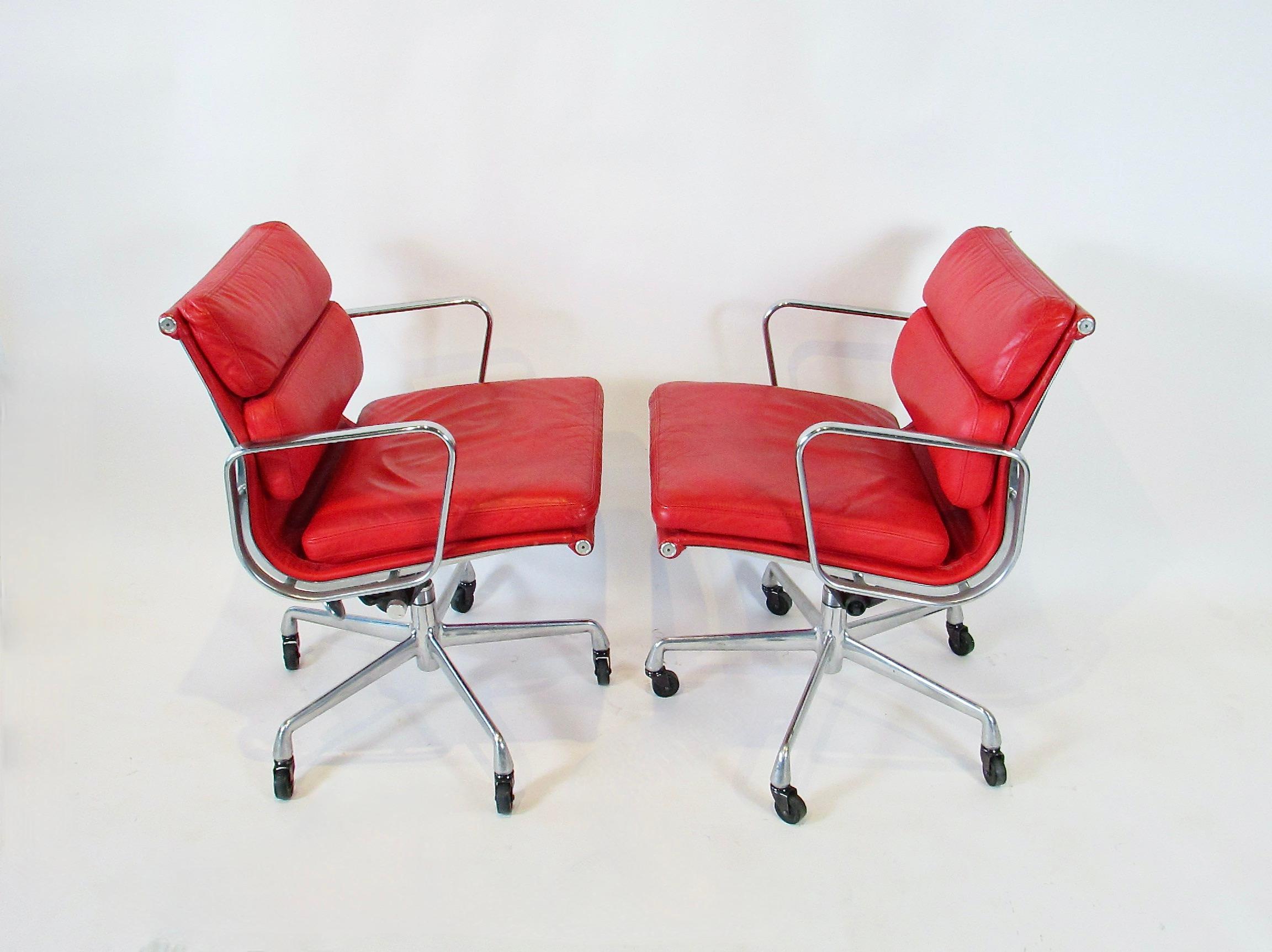Mid-Century moderno Quattro sedie del gruppo Herman Miller in pelle rossa, regolabili e con pad in alluminio. in vendita