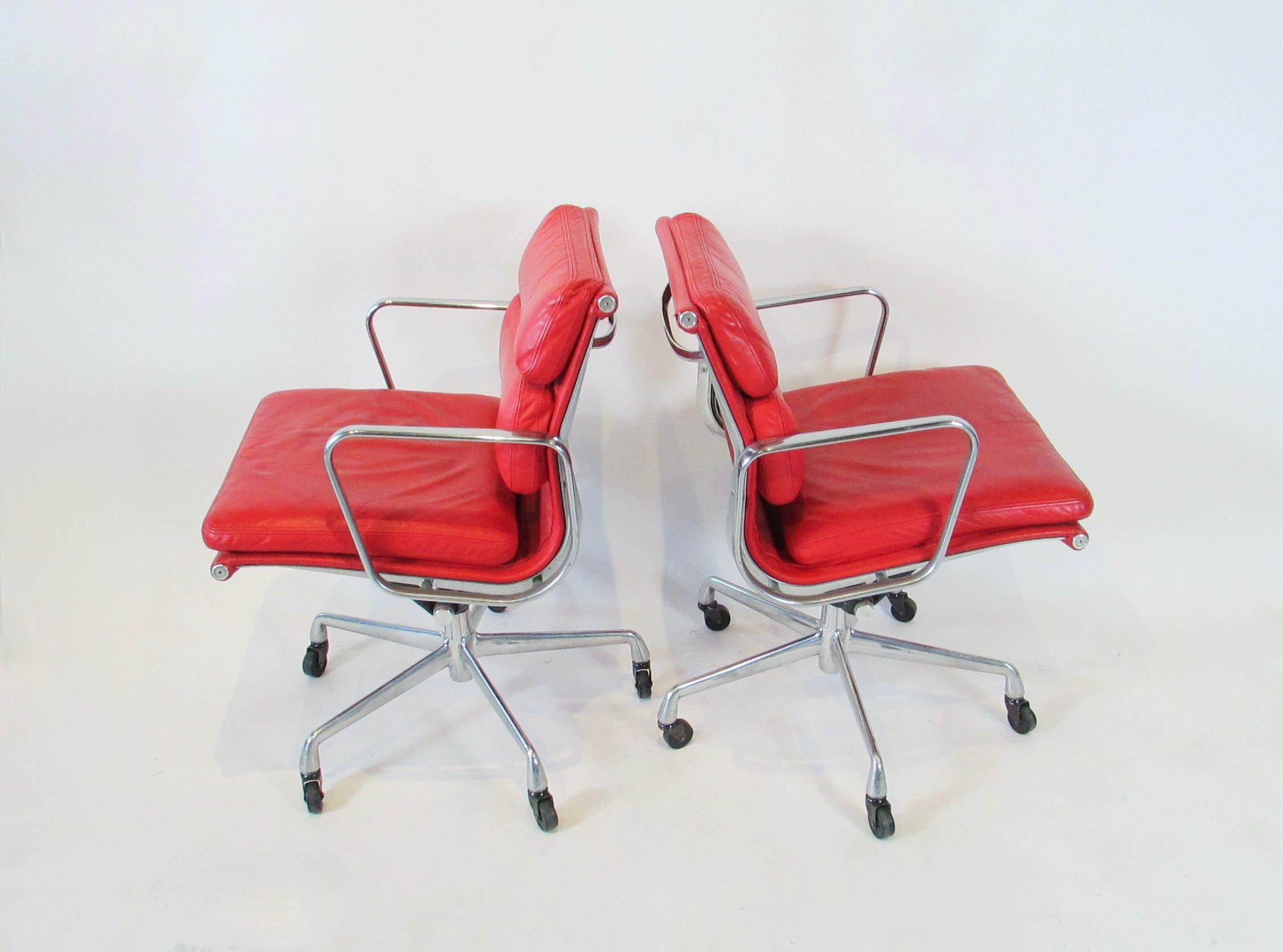 Americano Quattro sedie del gruppo Herman Miller in pelle rossa, regolabili e con pad in alluminio. in vendita