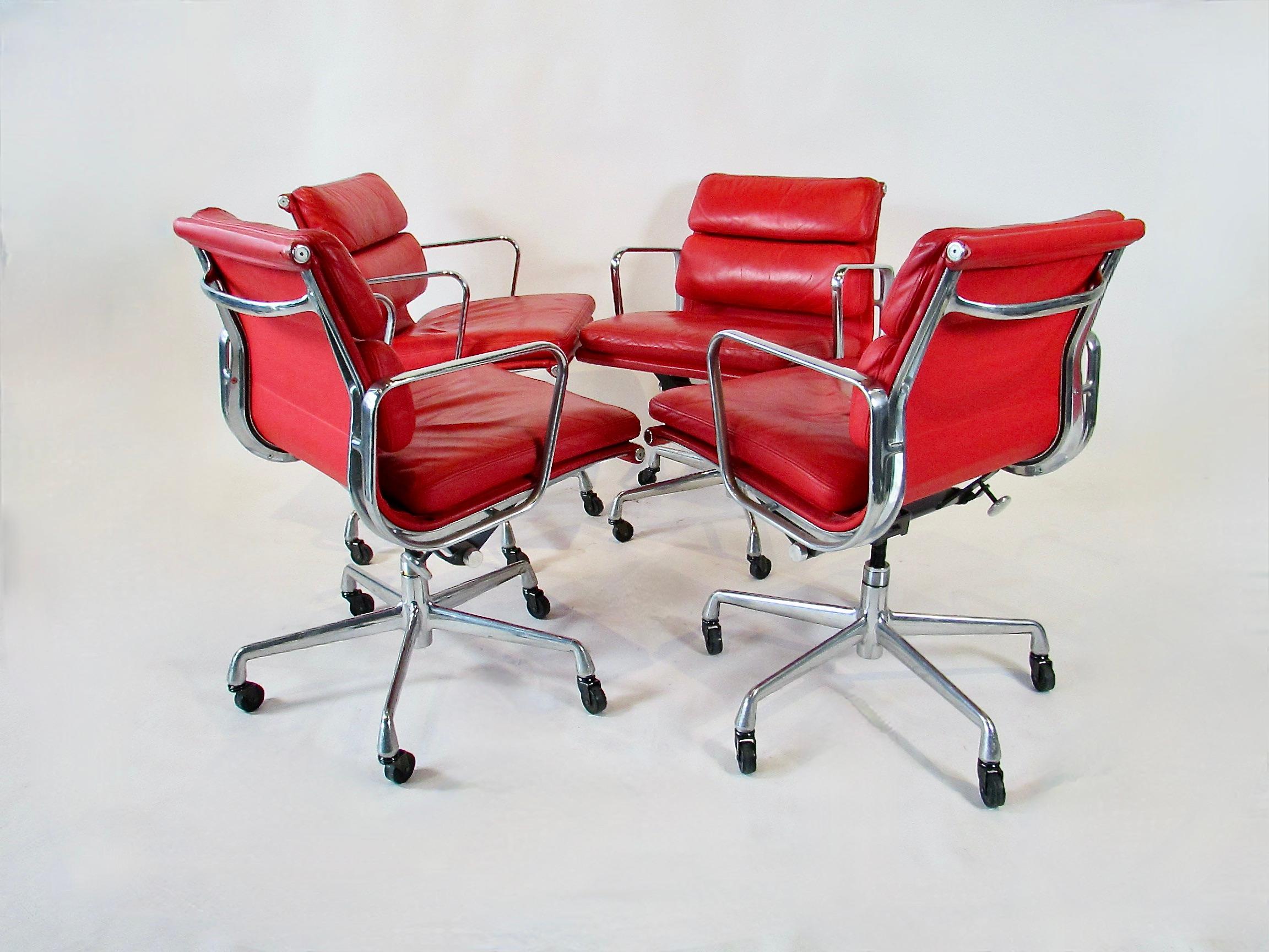 Quattro sedie del gruppo Herman Miller in pelle rossa, regolabili e con pad in alluminio. In condizioni buone in vendita a Ferndale, MI