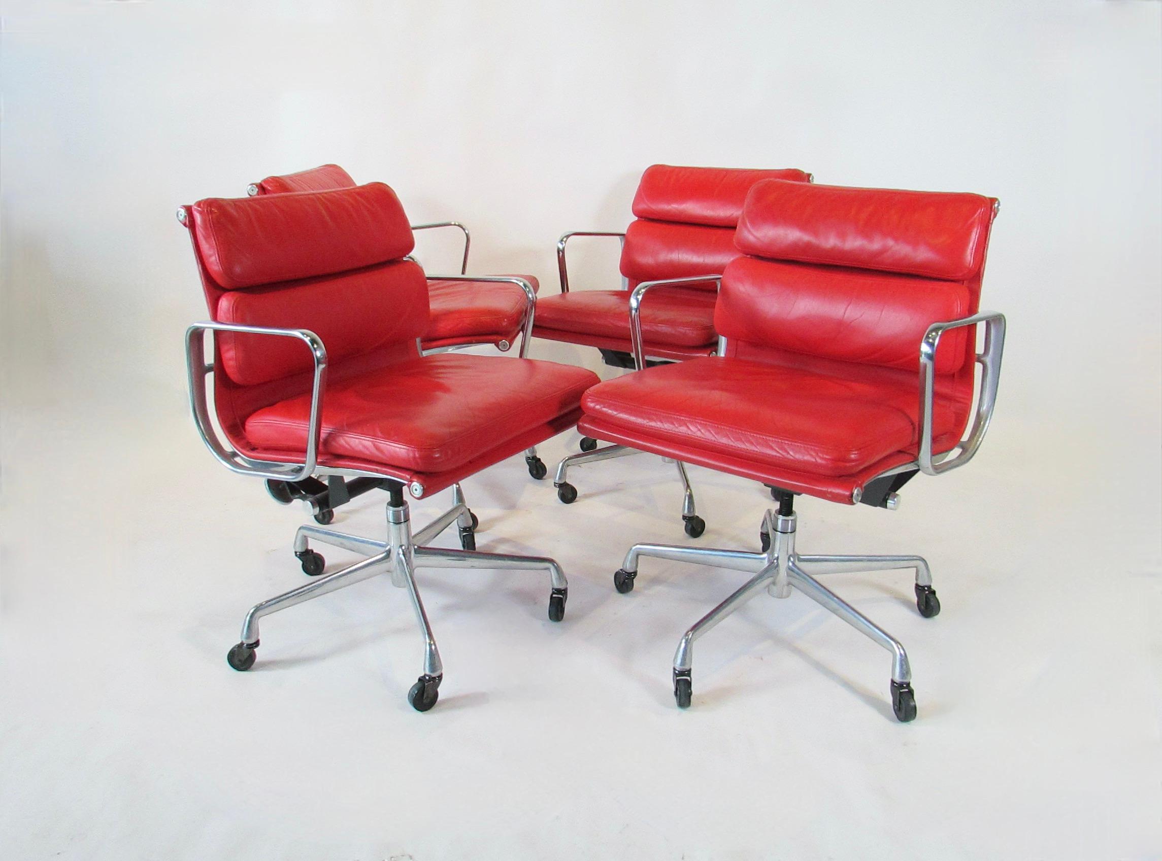 Fine XX secolo Quattro sedie del gruppo Herman Miller in pelle rossa, regolabili e con pad in alluminio. in vendita