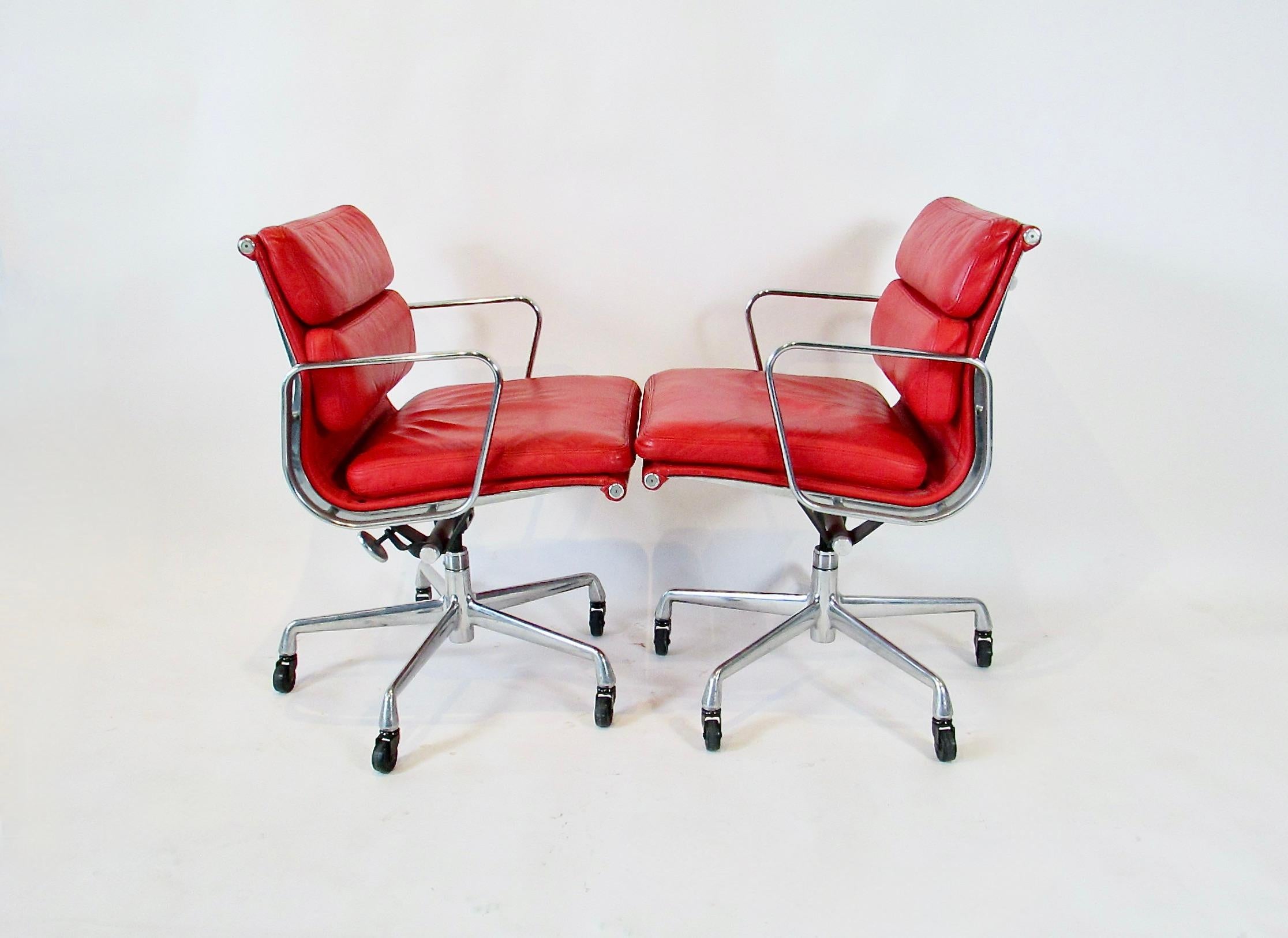Alluminio Quattro sedie del gruppo Herman Miller in pelle rossa, regolabili e con pad in alluminio. in vendita