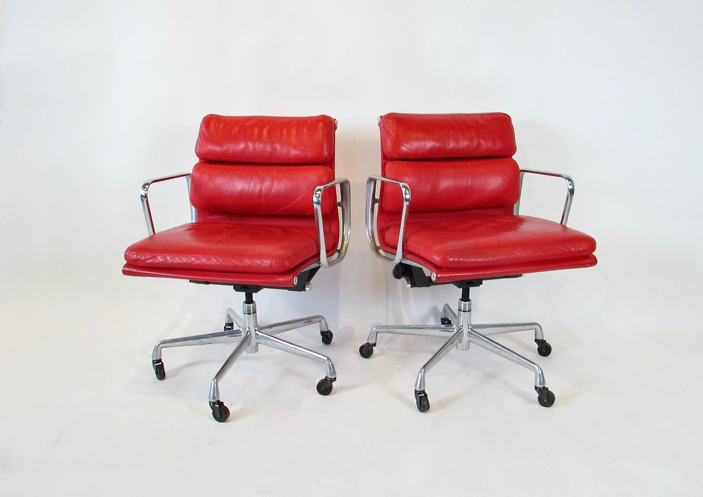 Quattro sedie del gruppo Herman Miller in pelle rossa, regolabili e con pad in alluminio. in vendita 1
