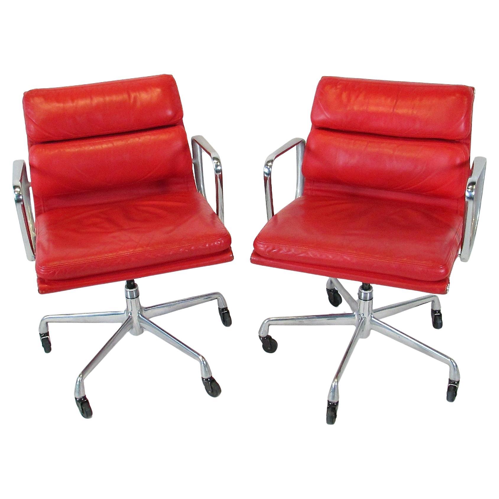 Quattro sedie del gruppo Herman Miller in pelle rossa, regolabili e con pad in alluminio. in vendita
