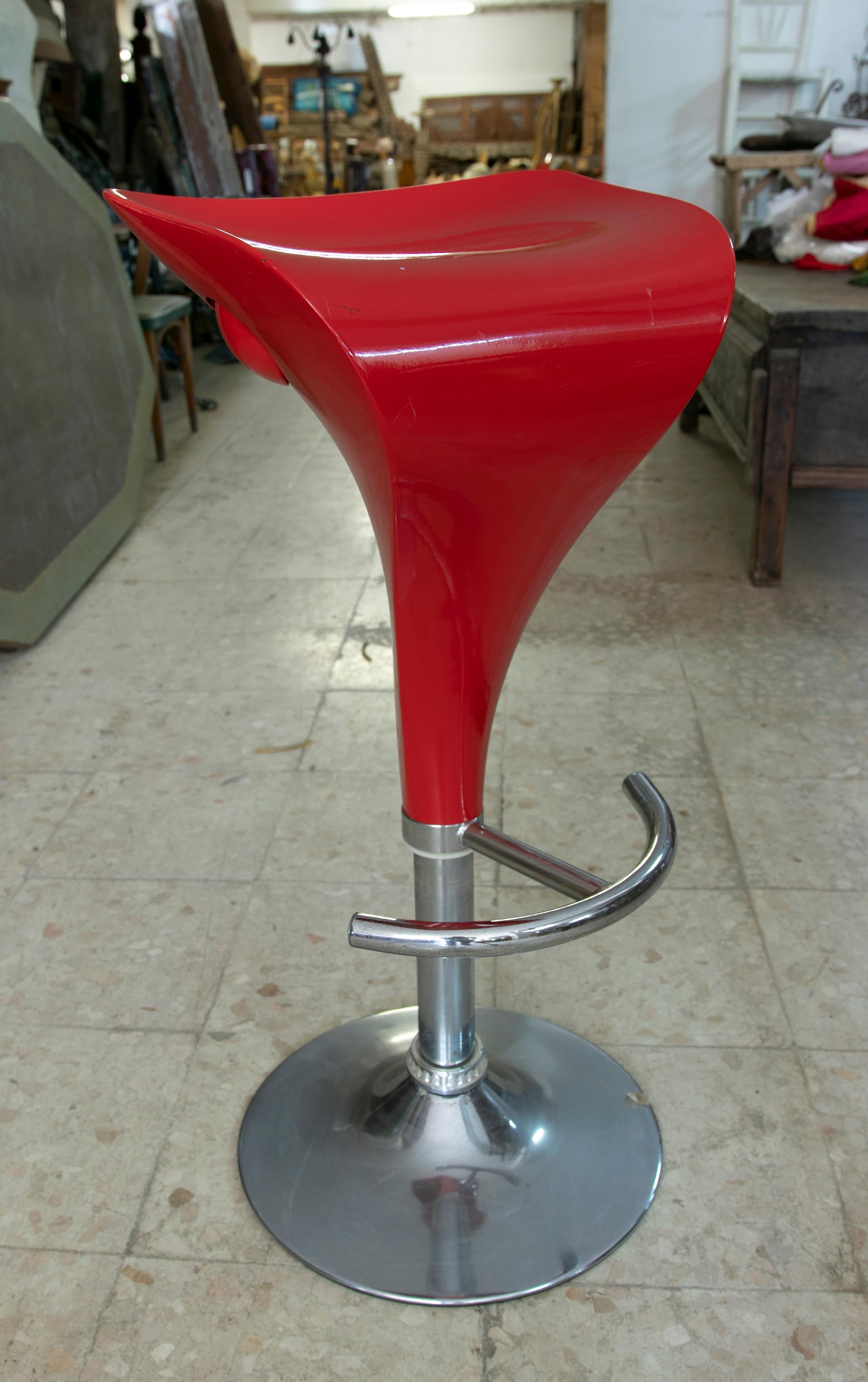 Four Red Stools Set Without Backrest Made in Resine and Steel For Sale 10