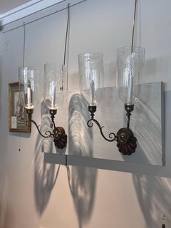 Quattro lampade da parete in ottone e mogano in stile Regency con paralumi a uragano acidati