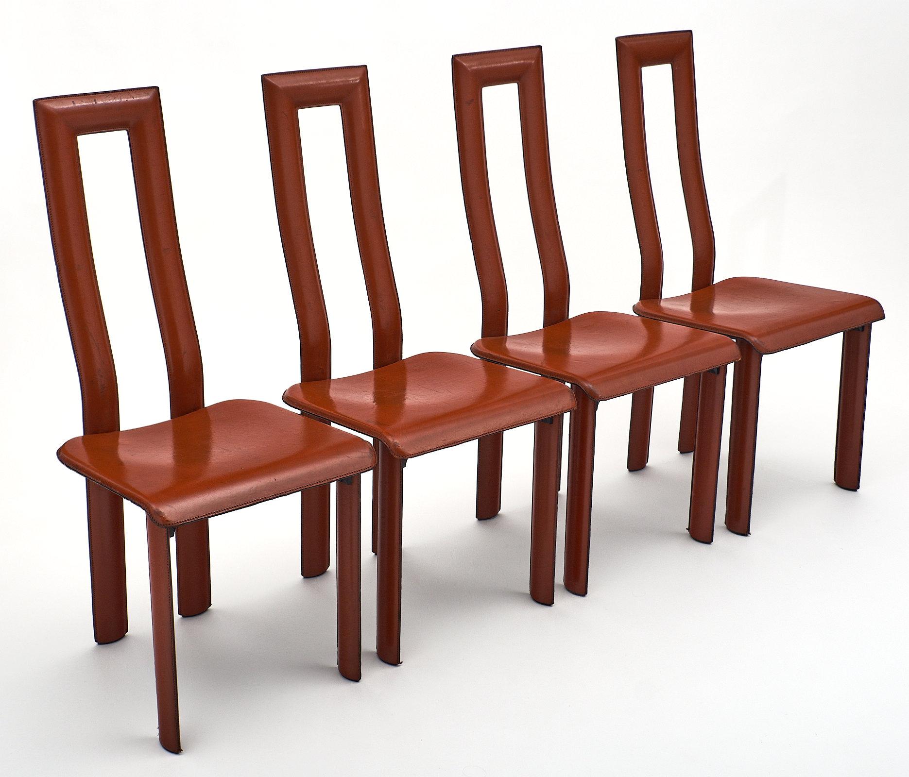Set di quattro sedie Regia di Antonello Mosca per Ycami. Le strutture sono realizzate in alluminio e poi completamente rivestite con l'originale pelle color paprika.