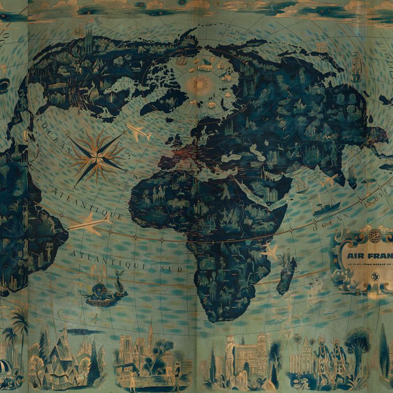 Reproduction d'une belle carte du monde Air France bleue et verte du milieu du siècle sur quatre panneaux individuels. Les charmantes illustrations évoquent une époque de style jet-set international. Peut être acheté en différentes tailles