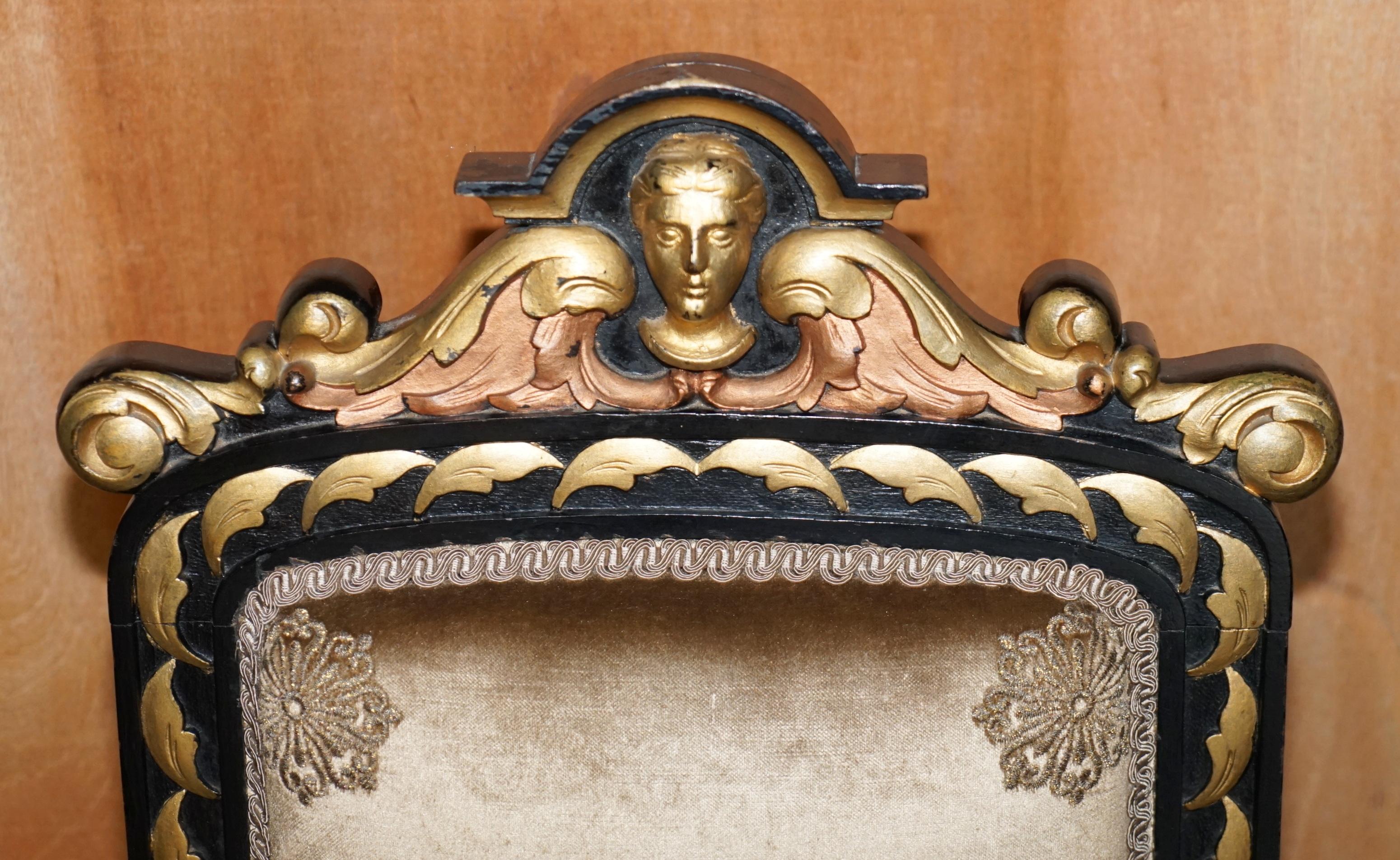 Restaurierte antike viktorianische, stark geschnitzte, ebonisierte, vergoldete Esszimmerstühle (Mittleres 19. Jahrhundert) im Angebot