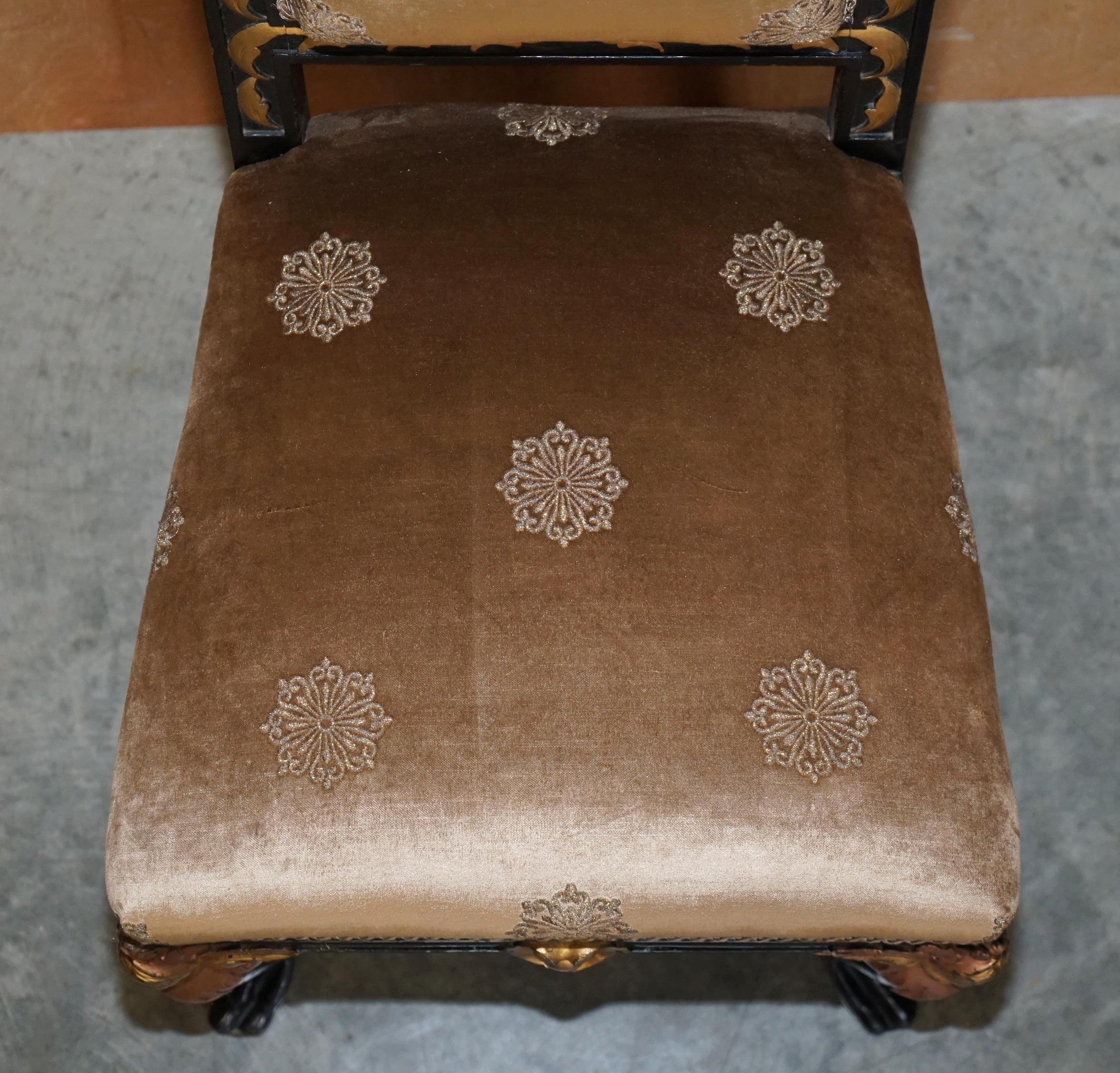 Cuatro sillas de comedor antiguas victorianas restauradas, muy talladas, ebonizadas y doradas en oro en venta 1