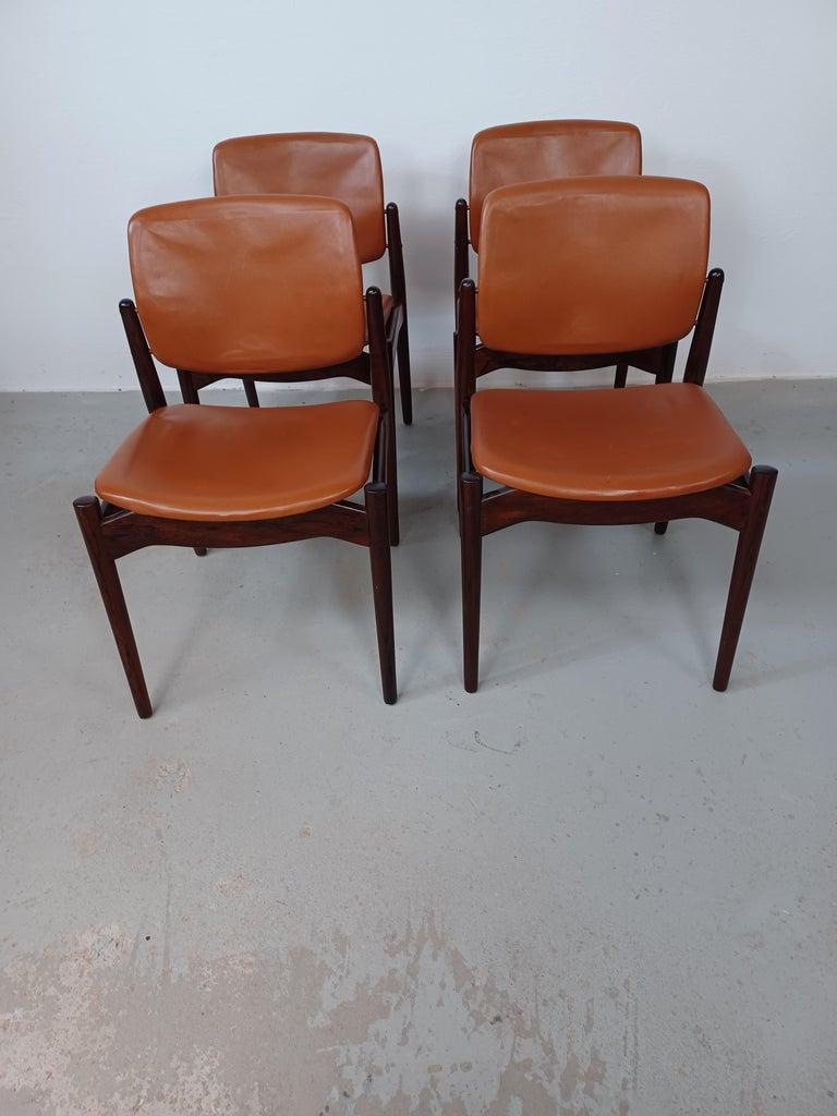 Vier restaurierte Erik Buch  Esszimmerstühle aus Palisanderholz, inklusive Neupolsterung

Dieses Modell, das nur sehr selten in Palisanderholz zu sehen ist, hat ein einfaches, aber raffiniertes und elegantes Design mit seinen geschwungenen Linien,