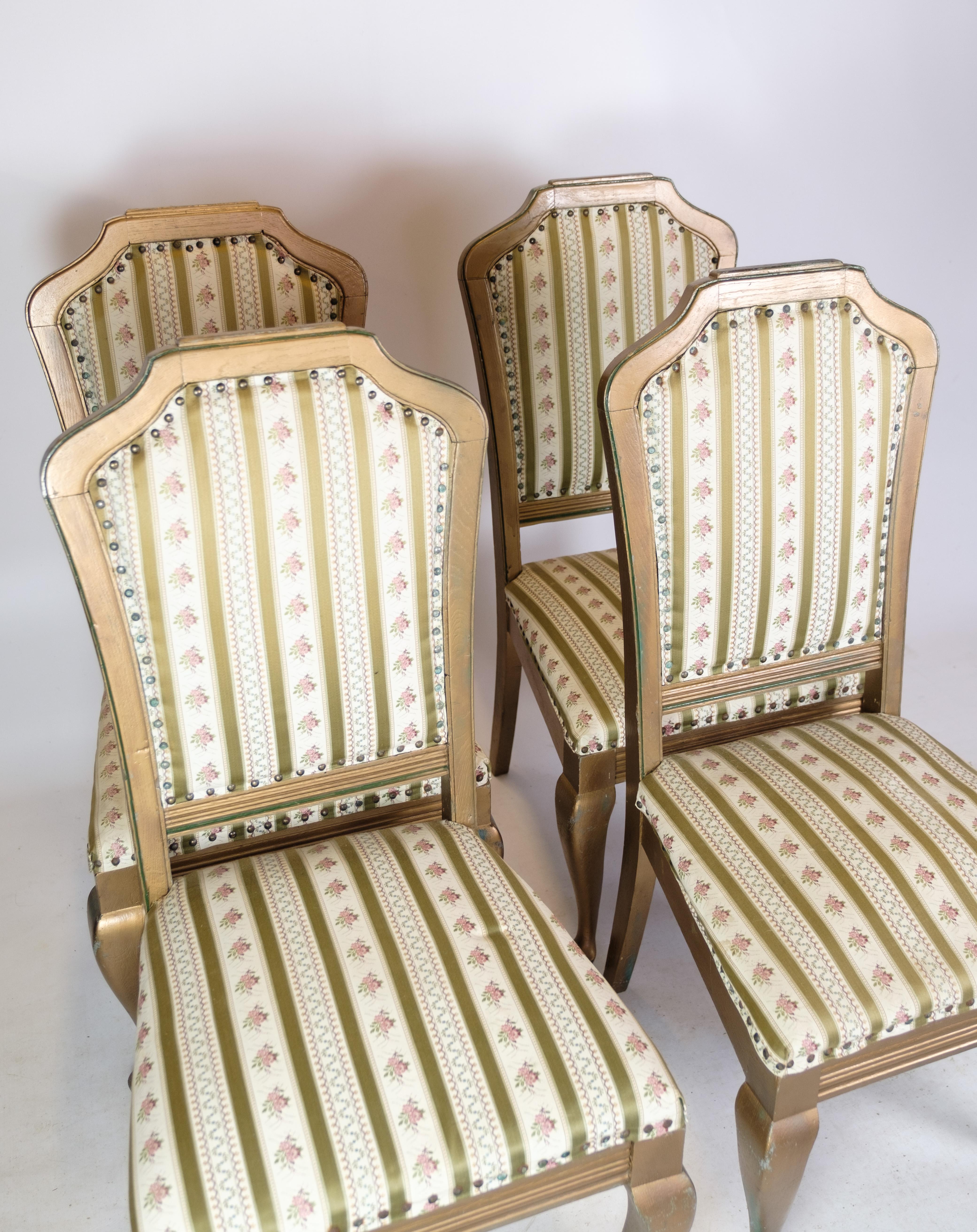 Set of four antique rococo chairs in gilded wood with striped fabric from around the 1930s.
Dimensions in cm: H102 W:48 D:45 SH:42