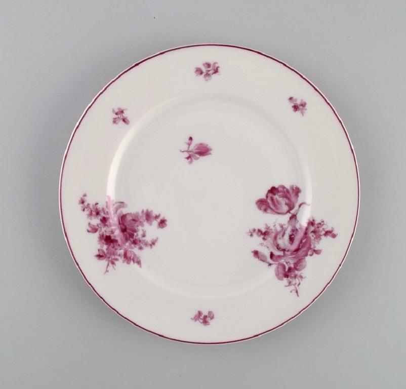 Quatre assiettes Rosenthal en porcelaine peinte à la main. 
Fleurs et bordure roses. années 30/40.
Diamètre : 17 cm.
En parfait état.
Estampillé.