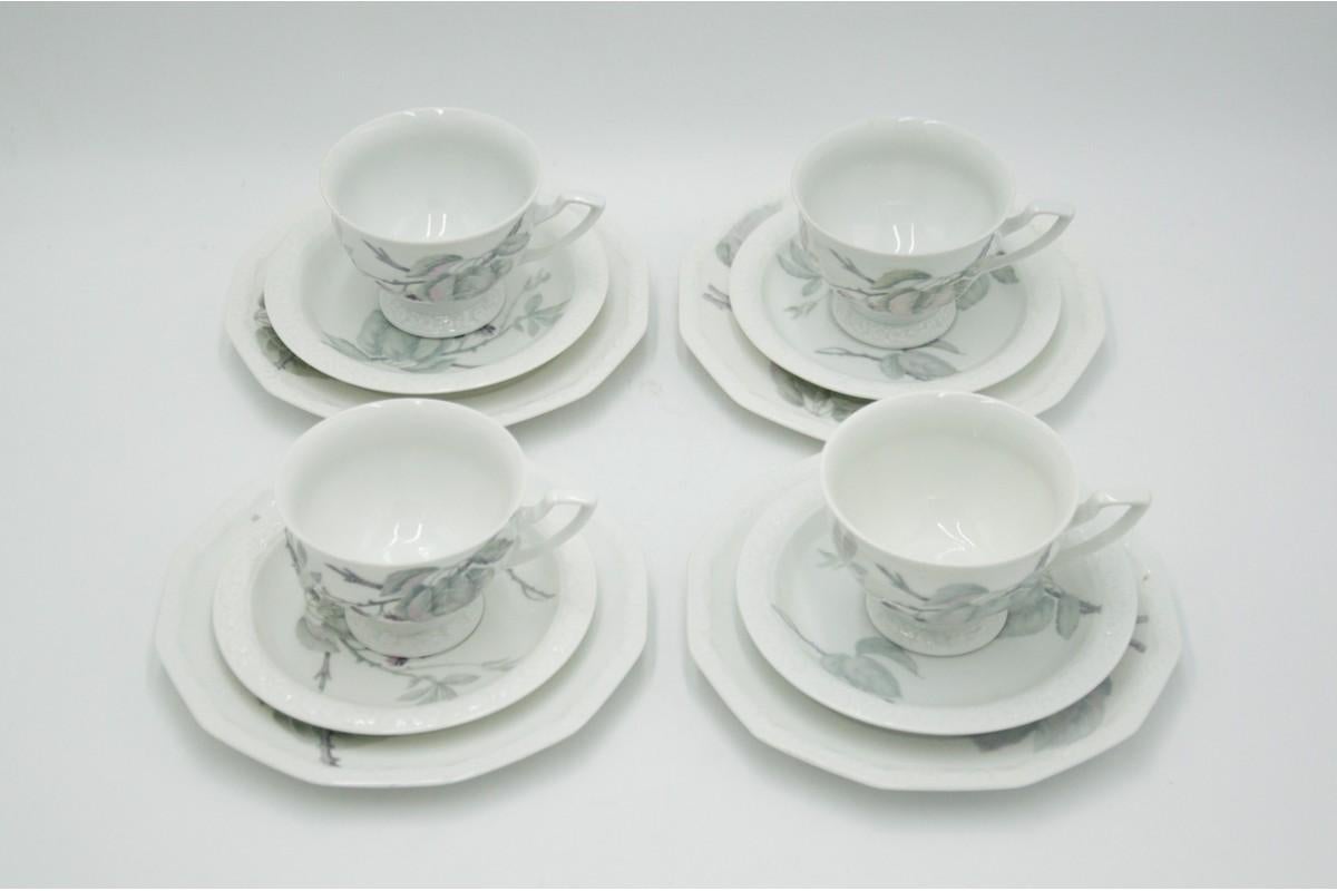 Set of four Rosenthal cups.

Dimensions:

Cup: height 6.5 cm / dia. 9 cm

Stand: Wed. 14 cm

Plate: Wed. 17.5 cm