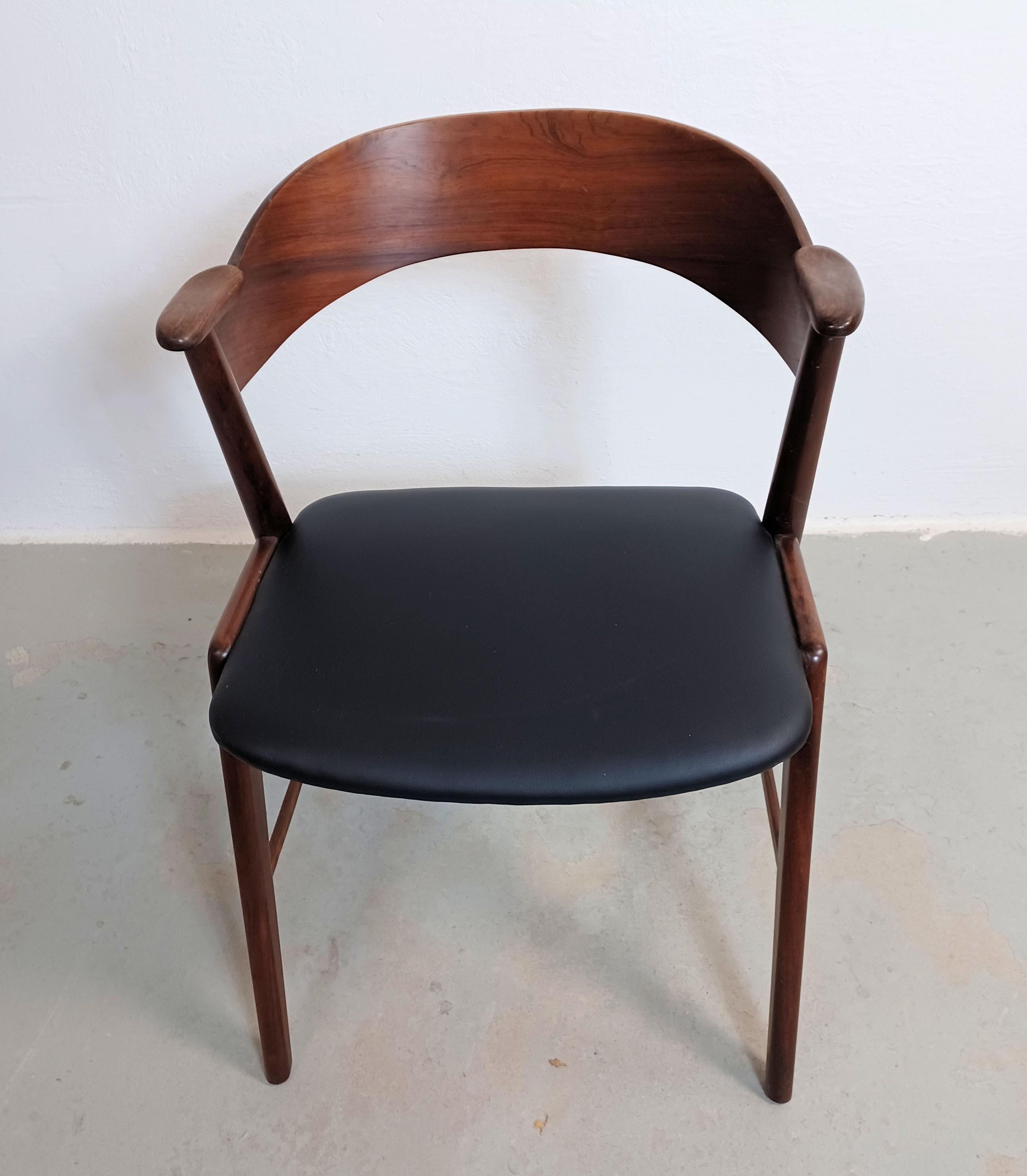 Four Rosewood Dining Chairs in Excellent Condition with Customizable Upholstery For Sale 4
