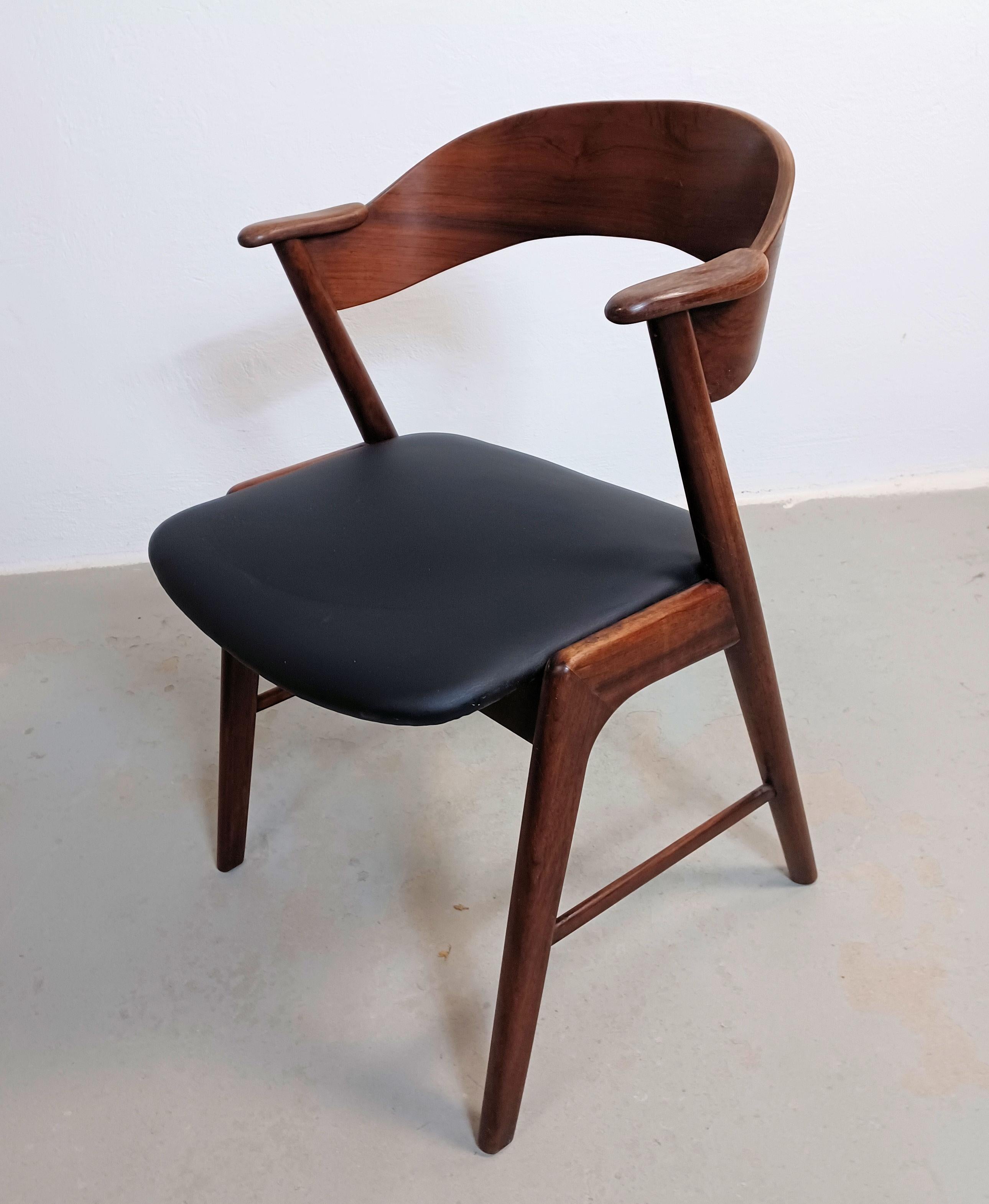Four rosewood dining chairs in excellent condition with customizable upholstery allowing you to get the color and material of upholstery you wish for.

The set of dining chairs in rosewood feature curved backrests and elegant frames were