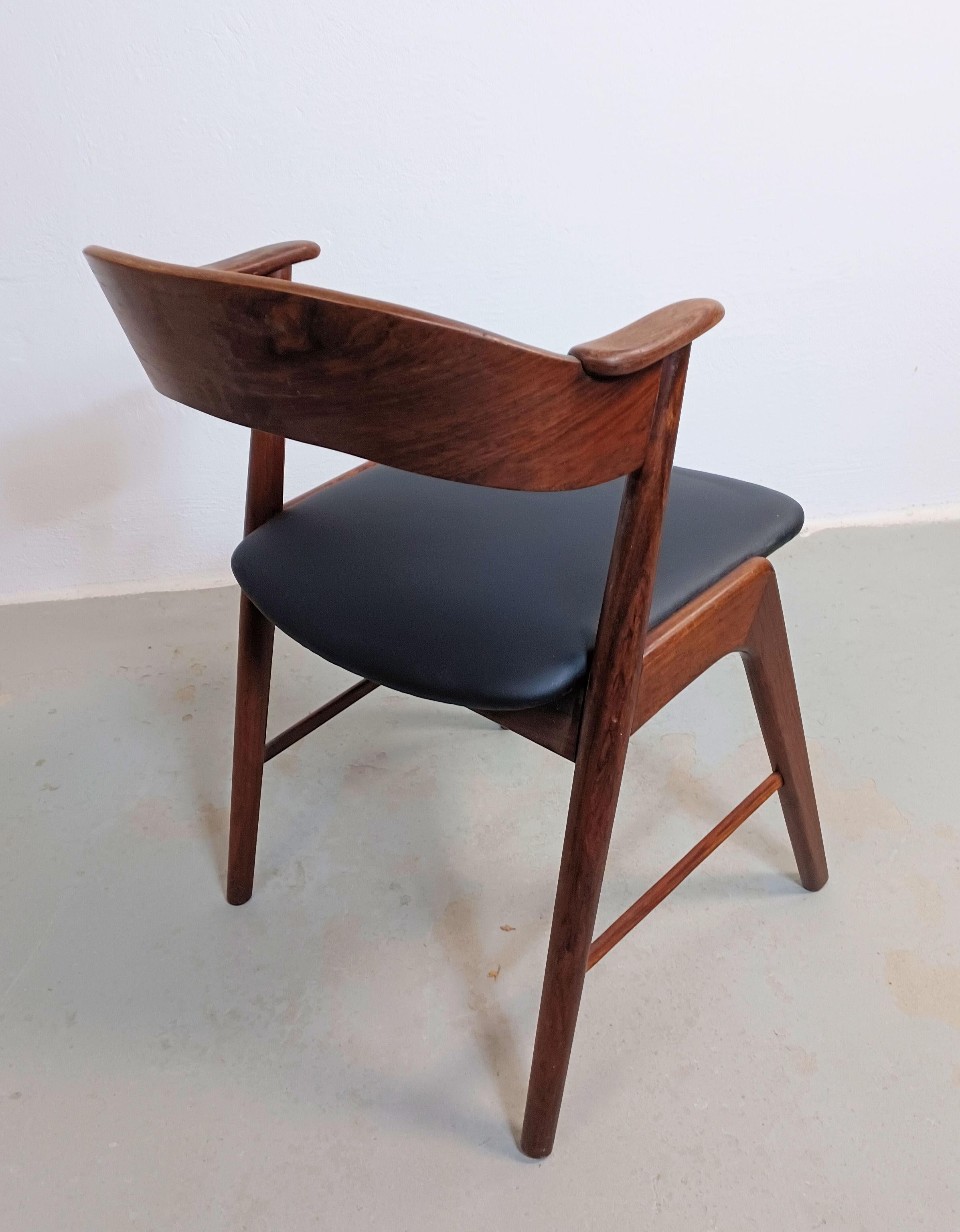 Mid-20th Century Four Rosewood Dining Chairs in Excellent Condition with Customizable Upholstery For Sale