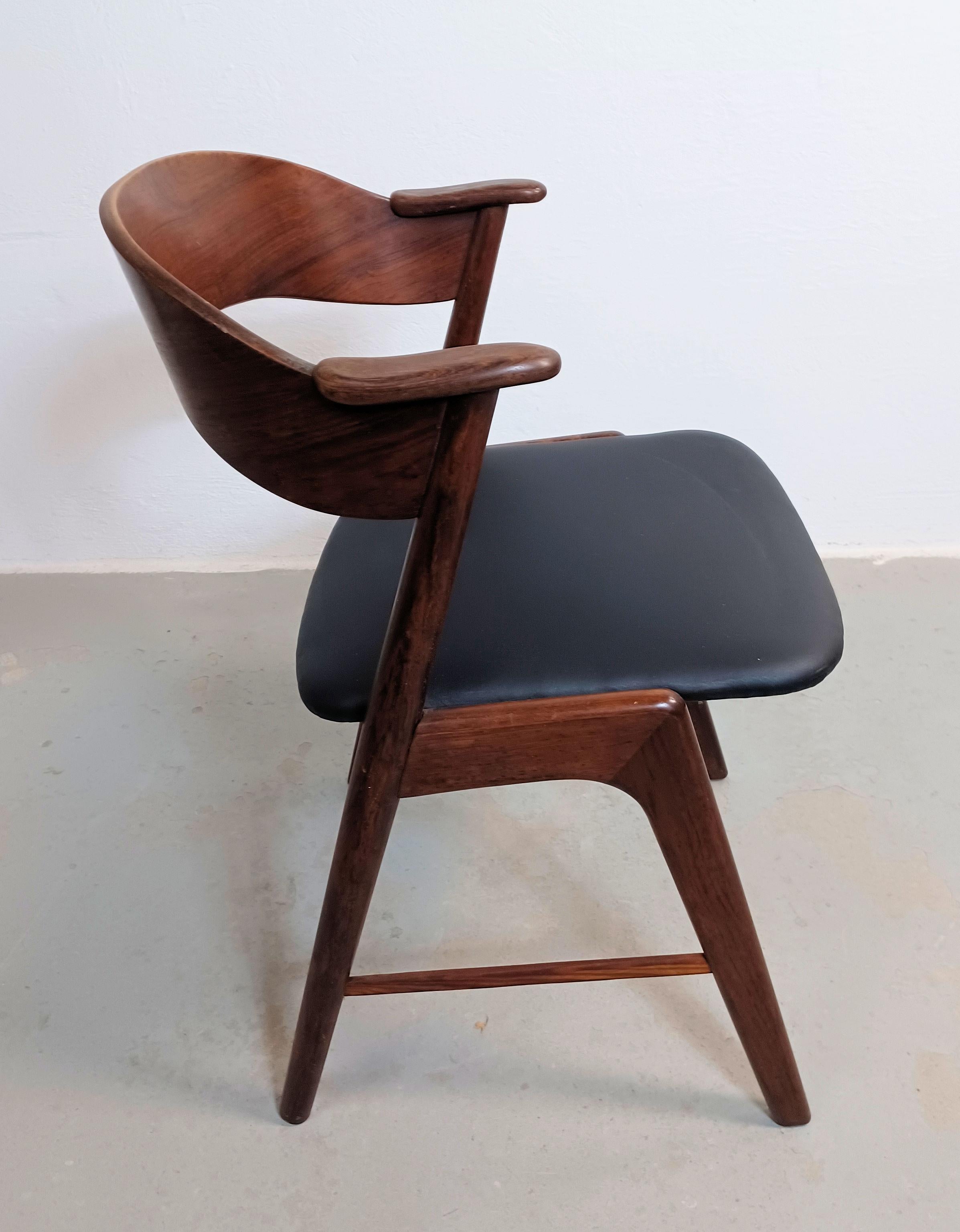 Four Rosewood Dining Chairs in Excellent Condition with Customizable Upholstery For Sale 1