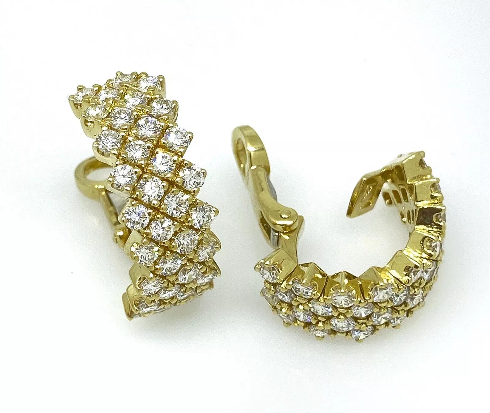 Boucles d'oreilles à quatre rangs de diamants en or jaune 18k                          

Les boucles d'oreilles demi-cercle en diamant présentent quatre rangées de diamants ronds et brillants pesant au total 3,60 carats, le tout serti dans de l'or