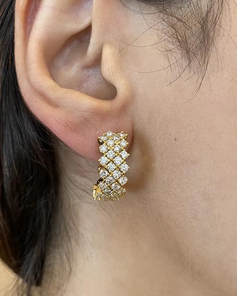 Taille ronde Boucles d'oreilles en or jaune 18 carats à quatre rangées de diamants demi-cercles d'un poids total de 3,60 carats en vente