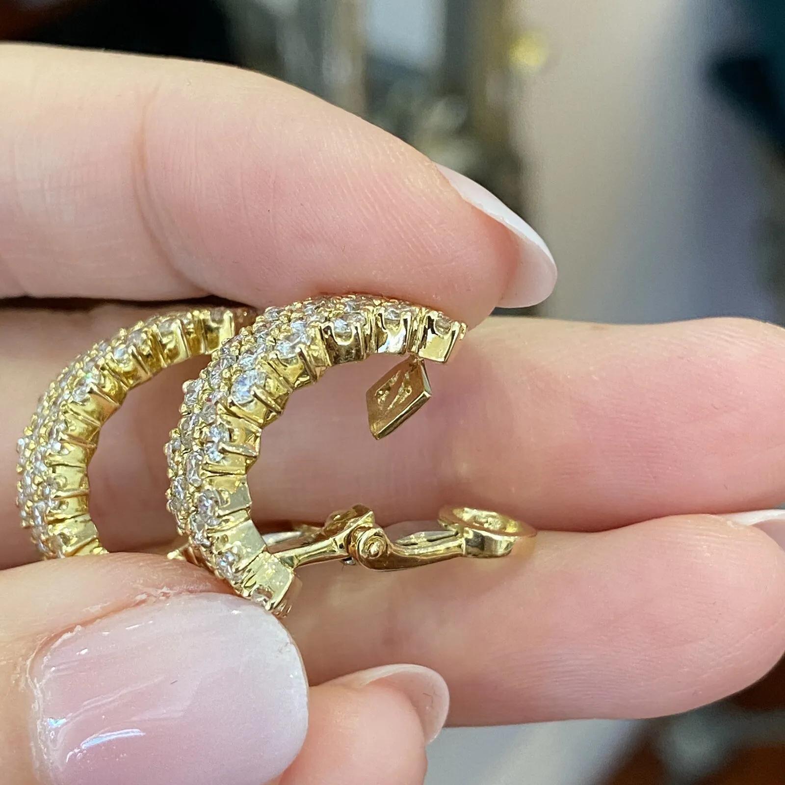 Boucles d'oreilles en or jaune 18 carats à quatre rangées de diamants demi-cercles d'un poids total de 3,60 carats Pour femmes en vente