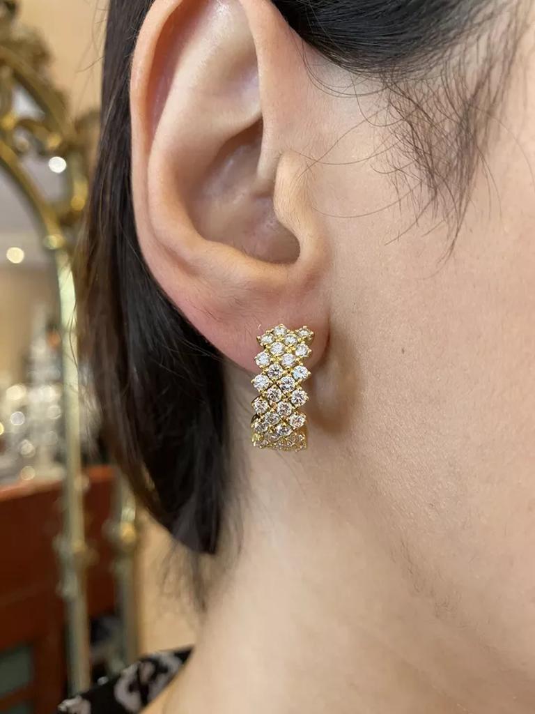 Boucles d'oreilles en or jaune 18 carats à quatre rangées de diamants demi-cercles d'un poids total de 3,60 carats en vente 1