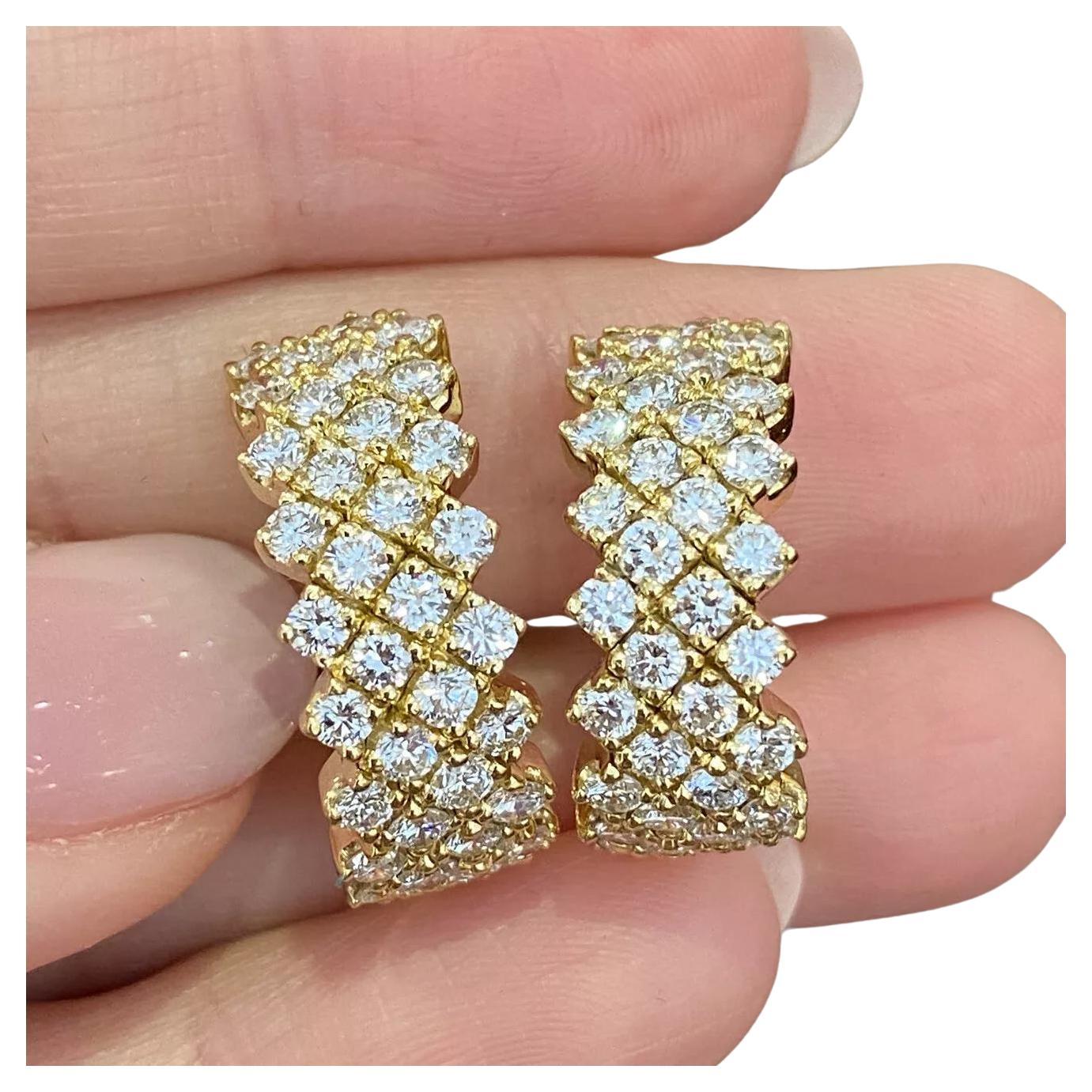Boucles d'oreilles en or jaune 18 carats à quatre rangées de diamants demi-cercles d'un poids total de 3,60 carats en vente