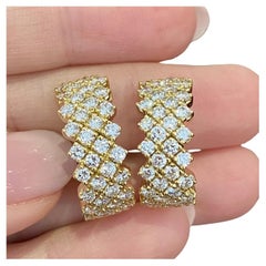 Pendientes de medio aro de diamantes de cuatro filas Peso total de 3,60 quilates en oro amarillo de 18k