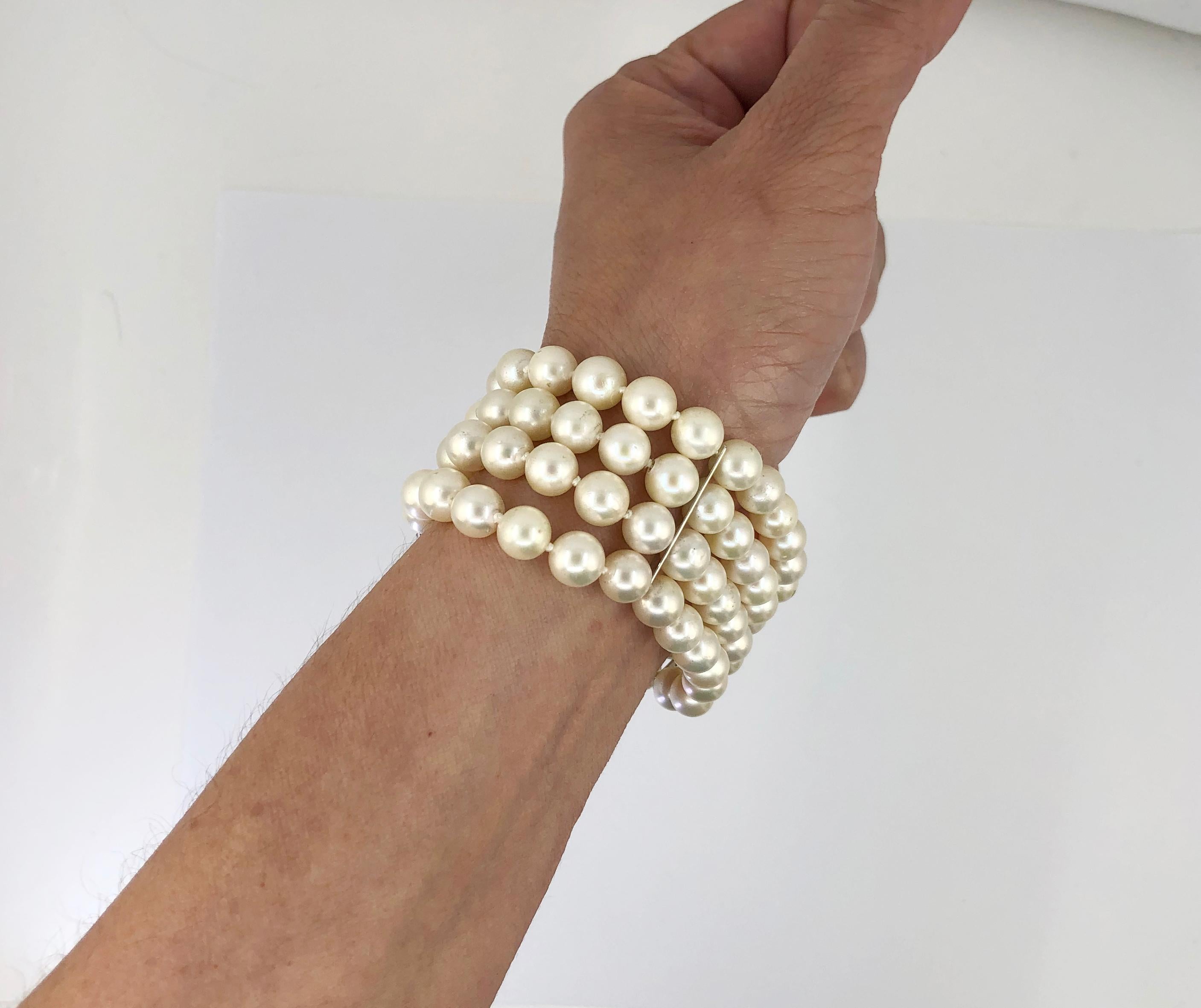 Quatre rangées de perles de culture  Bracelet de diamants et émeraudes Bon état à New York, NY
