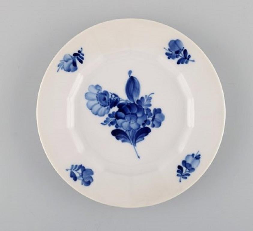 Four Royal Copenhagen blue flower angular teacups with saucers in porcelain and four plates. Model number 10/8500.
The cup measures: 9.5 x 6 cm.
The saucer measures: 15 cm.
Plate diameter: 15.5 cm.
In excellent condition.
Stamped.