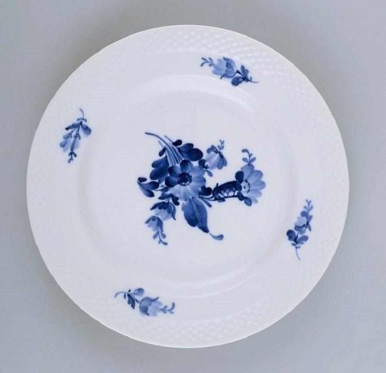 Vier Royal Copenhagen blaue Blume geflochten Mittagessen Teller. 
Modellnummer 10/8095.
Maße: Durchmesser: 21 cm.
In ausgezeichnetem Zustand.
Gestempelt.
1. Werksqualität.