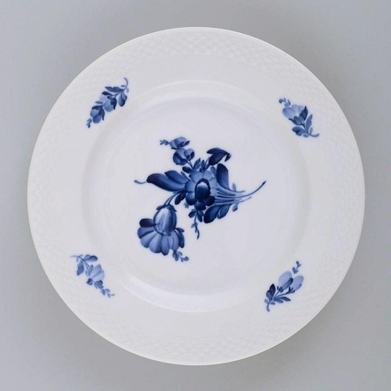Vier blaue geflochtene Royal Copenhagen- Lunch-Teller mit Blumenmuster, Modell Nummer 10/8095 (Dänisch) im Angebot