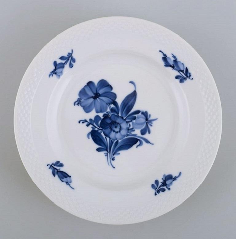 Vier blaue geflochtene Royal Copenhagen- Lunch-Teller mit Blumenmuster, Modell Nummer 10/8095 (20. Jahrhundert) im Angebot