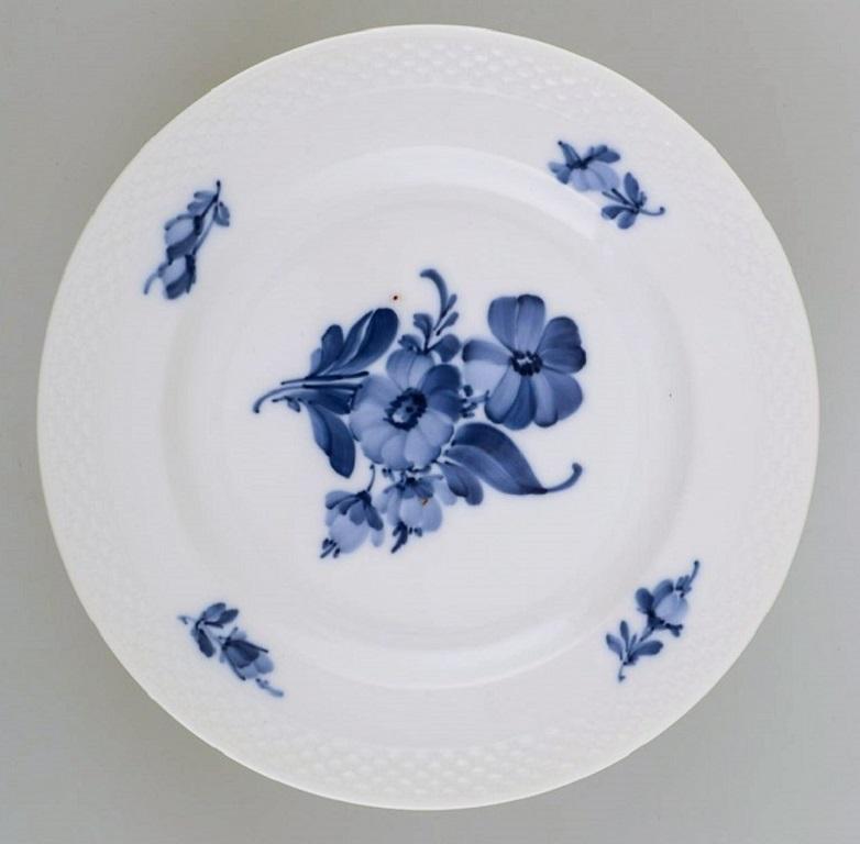 Vier blaue geflochtene Royal Copenhagen- Lunch-Teller mit Blumenmuster, Modell Nummer 10/8095 (Porzellan) im Angebot