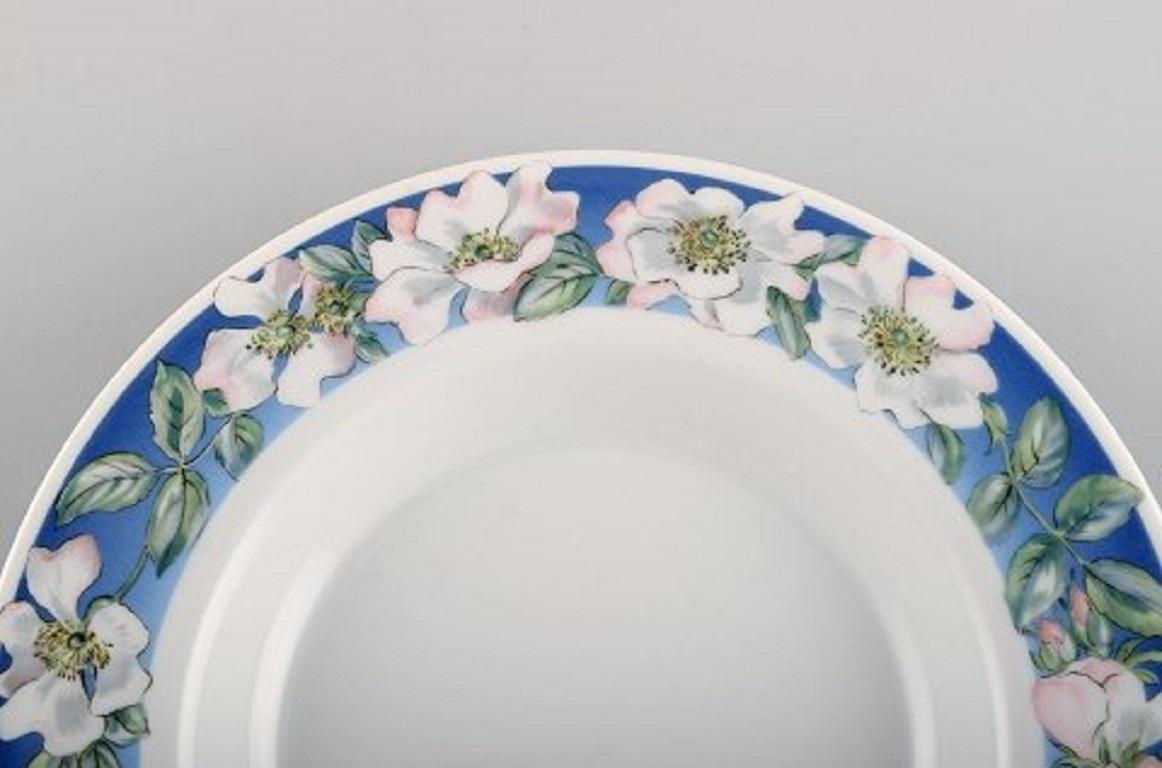 Danese Quattro piatti profondi Royal Copenhagen White Rose con bordo blu e fiori bianchi in vendita