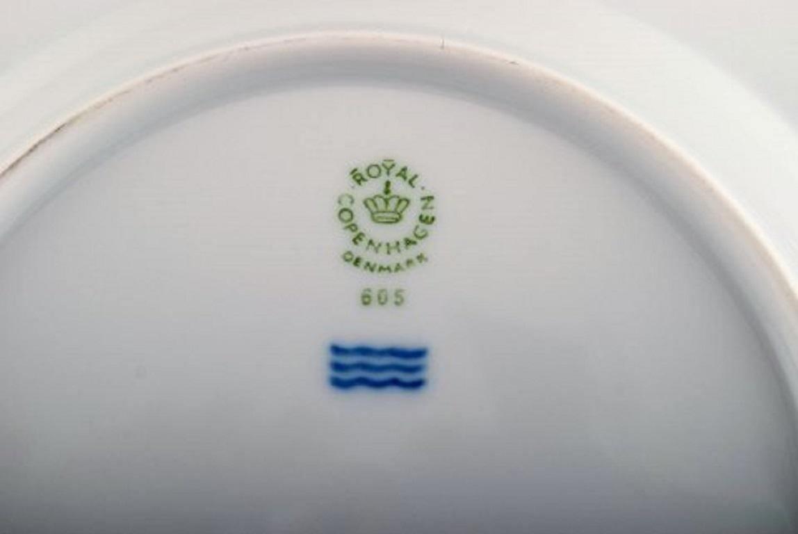 Fine XX secolo Quattro piatti profondi Royal Copenhagen White Rose con bordo blu e fiori bianchi in vendita