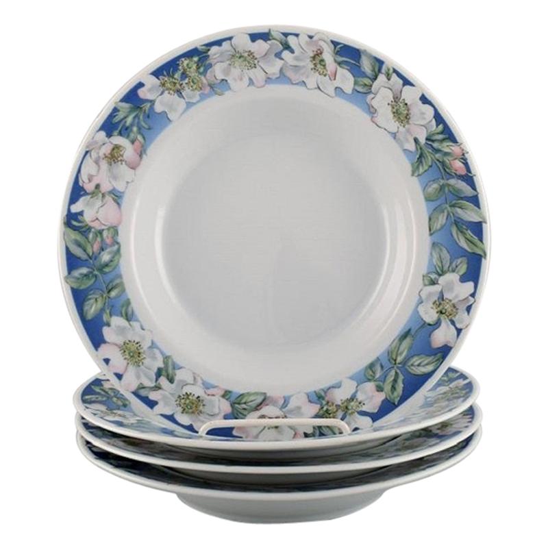 Quattro piatti profondi Royal Copenhagen White Rose con bordo blu e fiori bianchi in vendita