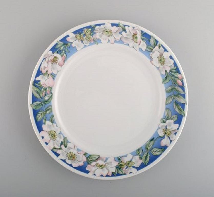 Four Royal Copenhagen White Rose dinner plates with blue border, white flowers and foliage. Dated 1992-1999.
Measure: Diameter: 25.3 cm.
In excellent condition.
Stamped.