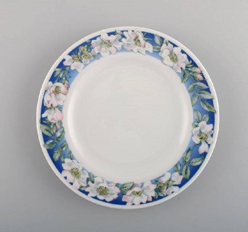 Vier weiße Rosenteller von Royal Copenhagen mit blauem Rand, weißen Blumen und Blattwerk. Datiert 1992-1999.
Maße: Durchmesser: 17,3 cm.
In ausgezeichnetem Zustand.
Gestempelt.