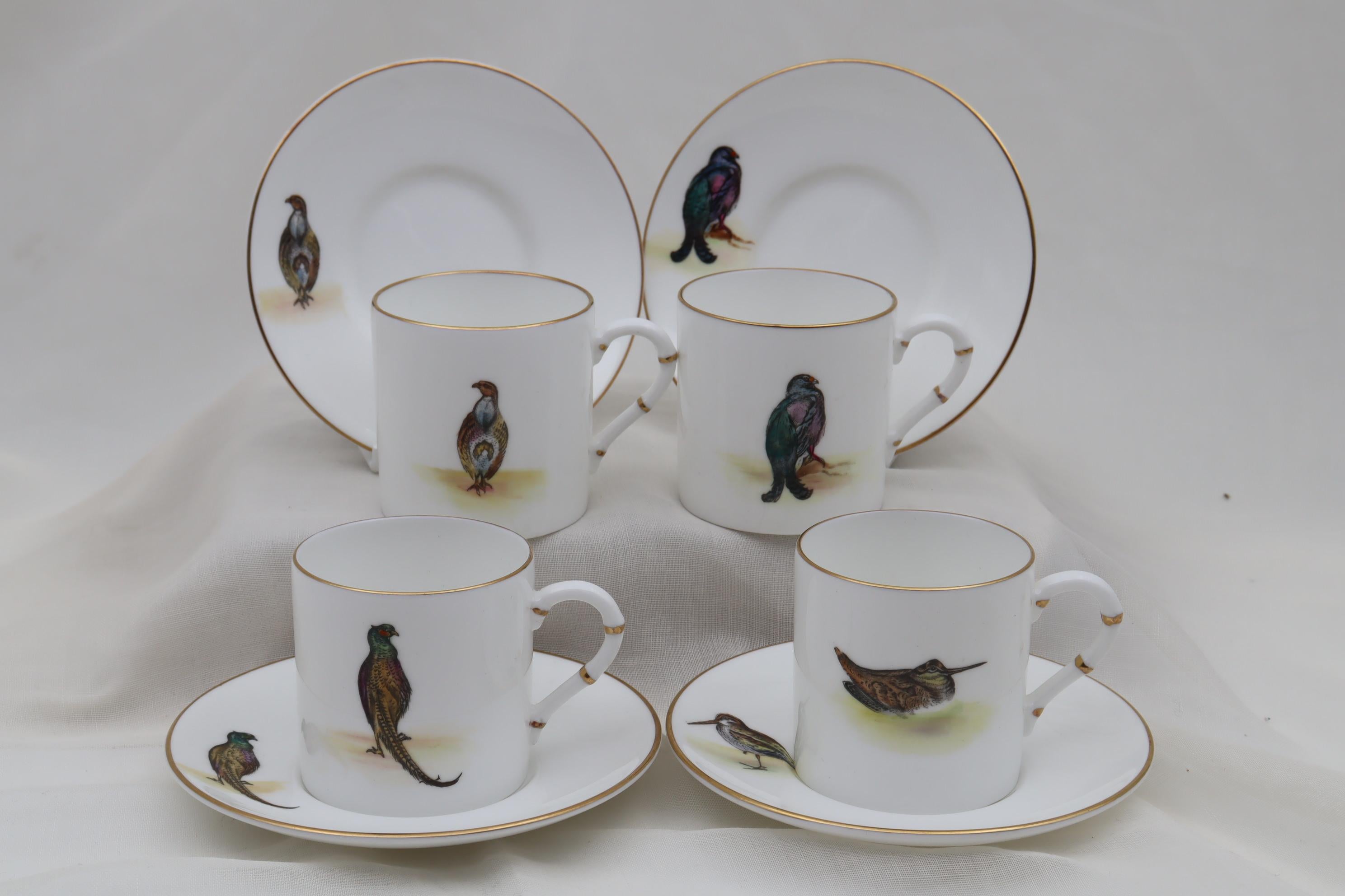 Ces boîtes à café ou à demitasse en porcelaine Royal Worcester très finement empotées, ainsi que leurs soucoupes, sont décorées de motifs d'oiseaux colorés à la main (motif Z 2655) et finies par une dorure à la main. Ils sont en très bon état et
