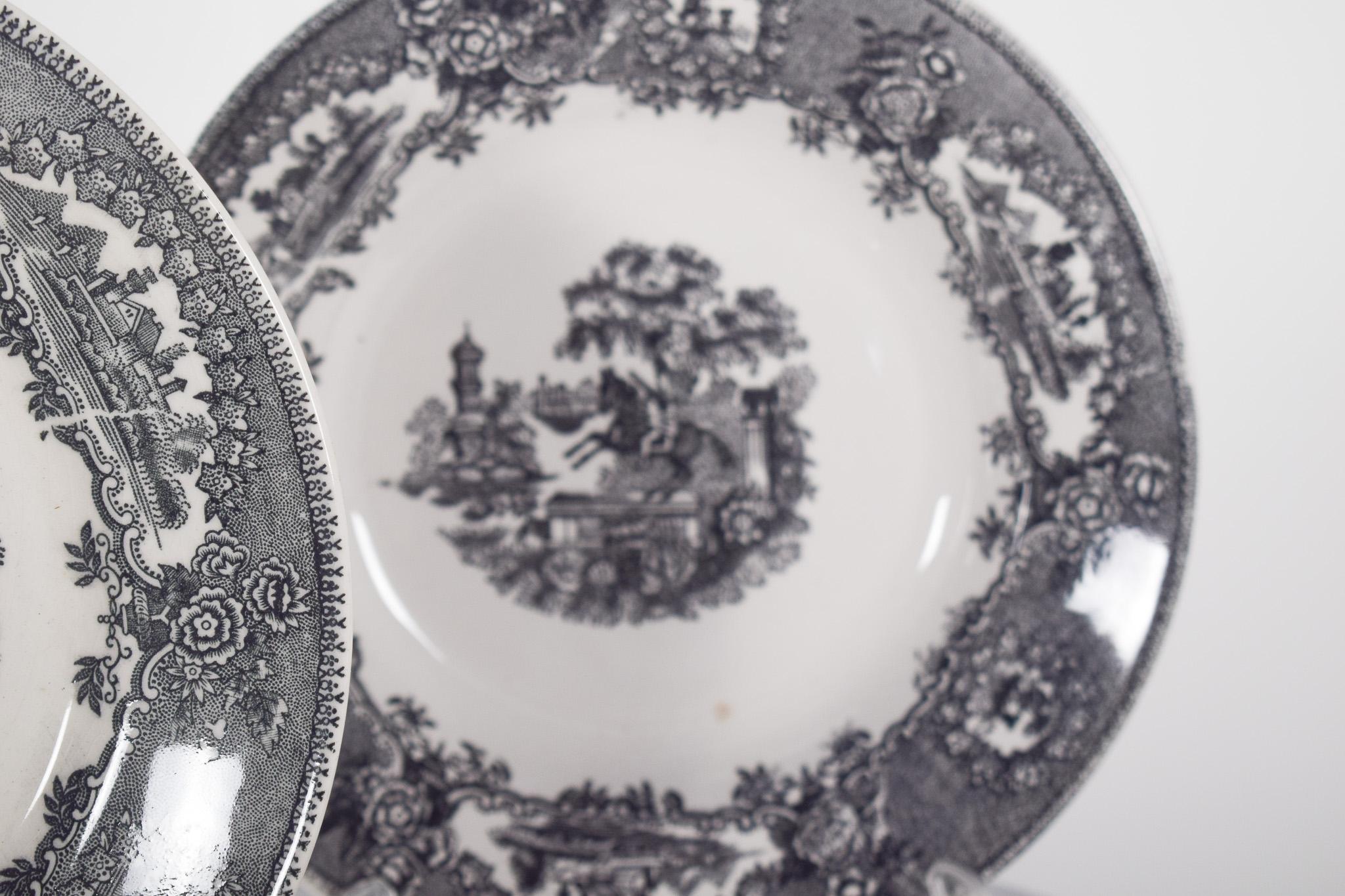 Four Sacavém Faience Plates ‘Statue, Little Horse’ In Fair Condition For Sale In Lisboa, Lisboa