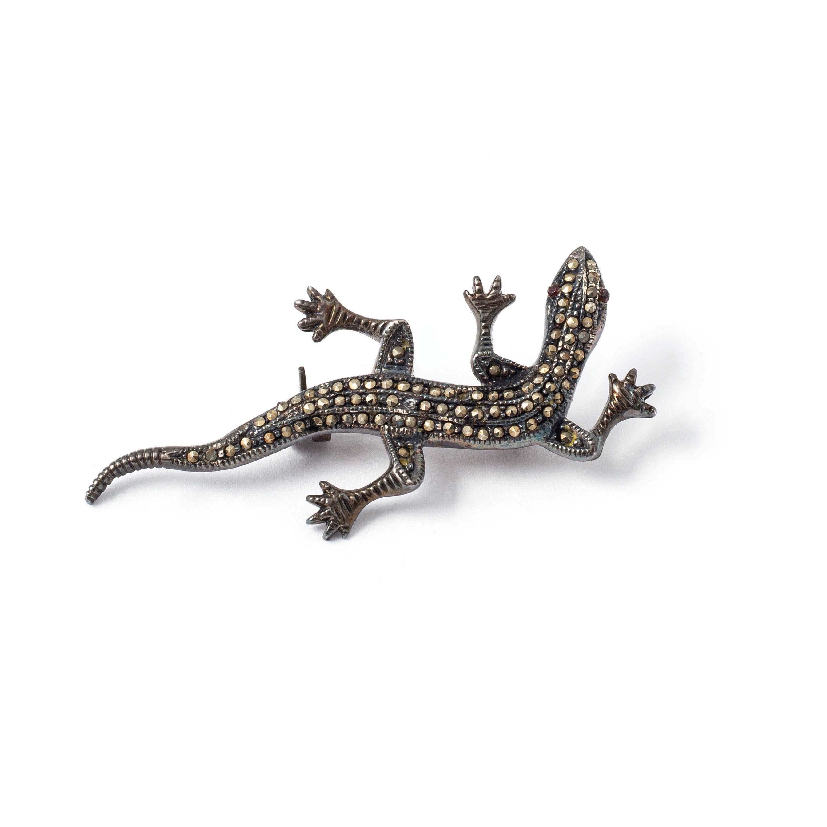 Set of four silver brooches representing salamanders.
Mid-20th century. 
Lengths from 5.30 centimeters to 7.50 centimeters. 
Gross weight: 28.83 grams.