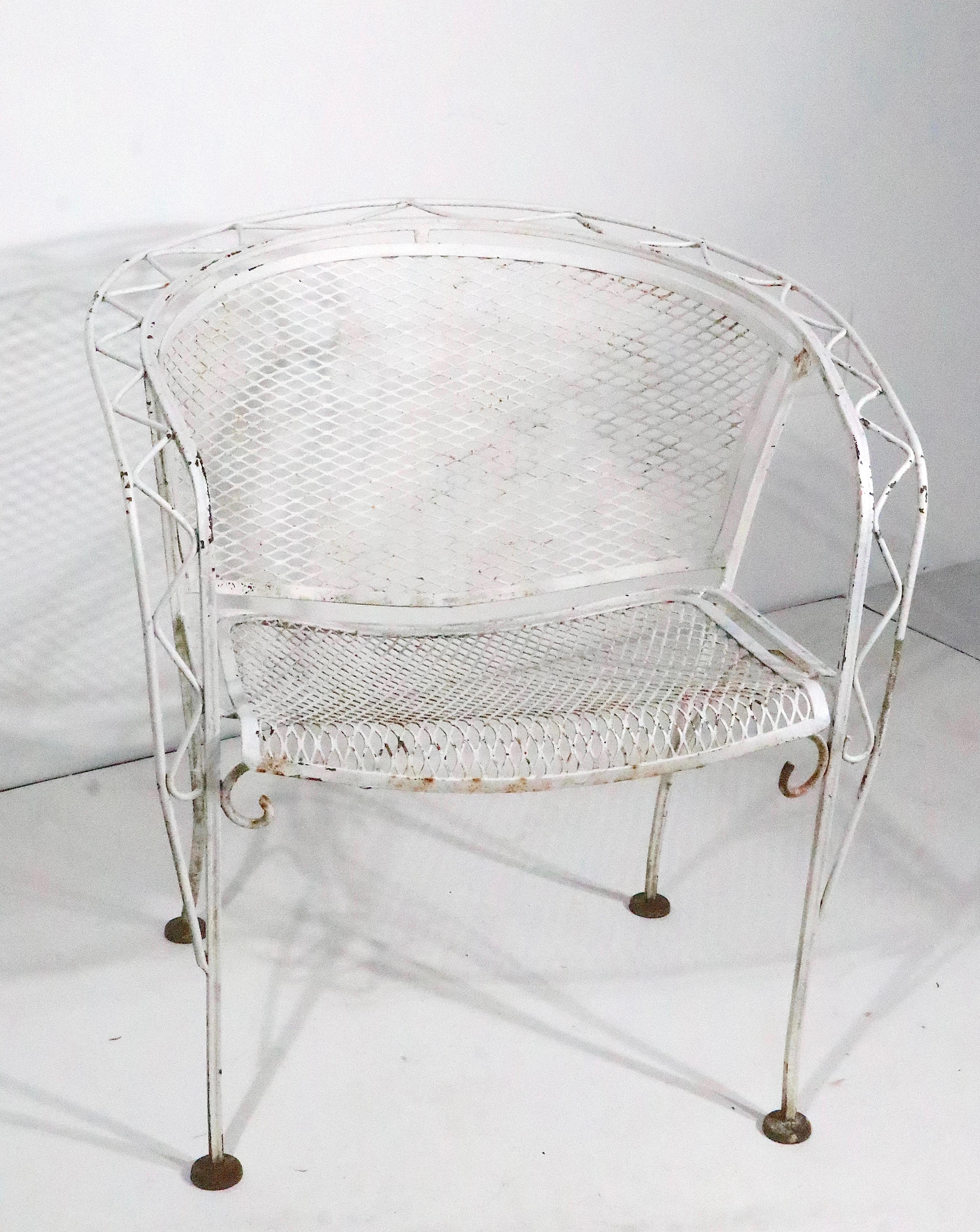 Rare ensemble de  quatre chaises de jardin, de patio ou de piscine Salterini en fer forgé, avec assise et dossier en maille métallique. Les quatre sont structurellement sains et robustes, tous présentent une usure cosmétique de la finition, une