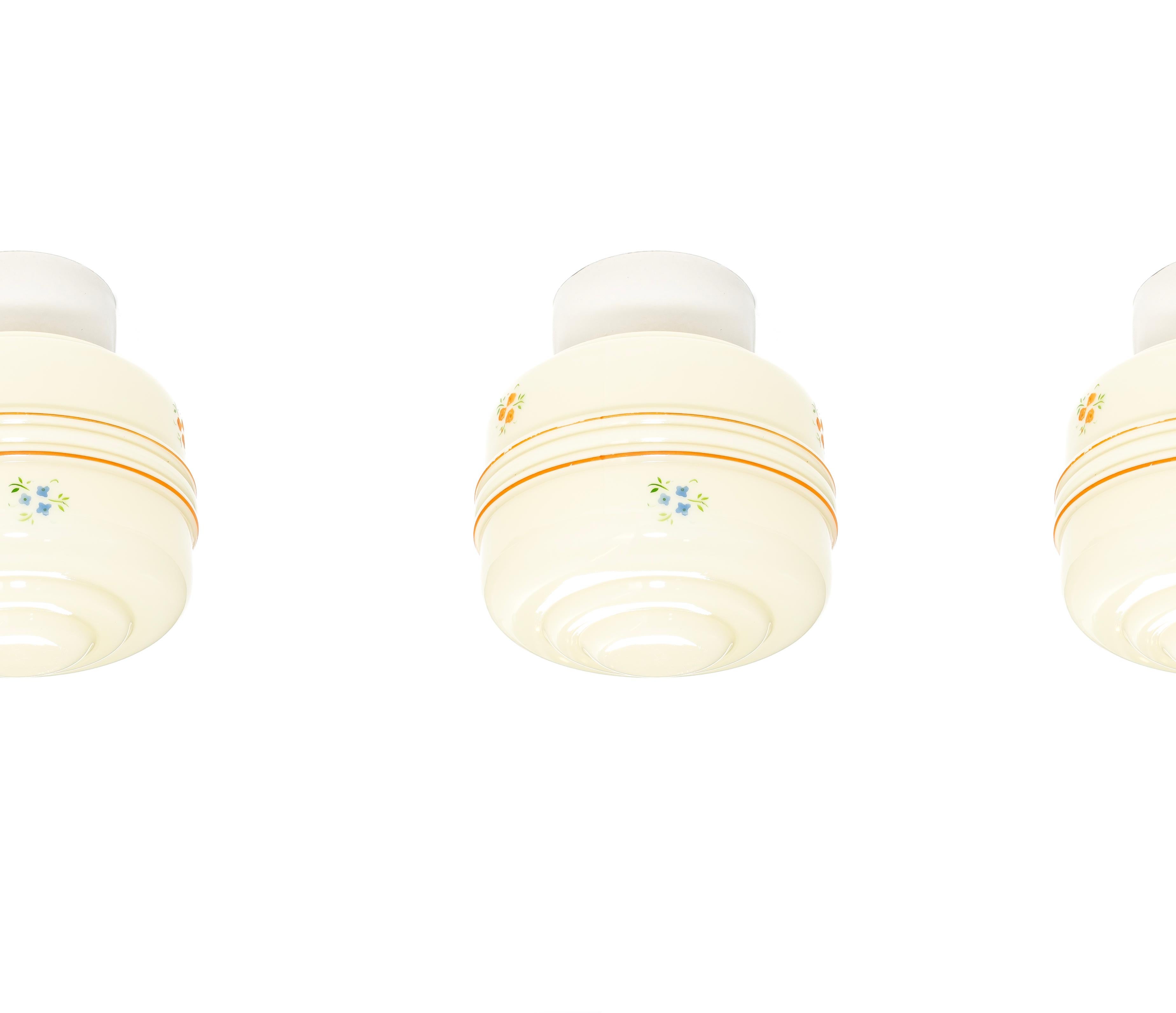 Set di quattro plafoniere con paralume in vetro decorato e base in porcellana. Progettato e realizzato in Norvegia a partire dalla seconda metà degli anni '60 circa. Le lampade sono perfettamente funzionanti e in ottime condizioni vintage. Ogni