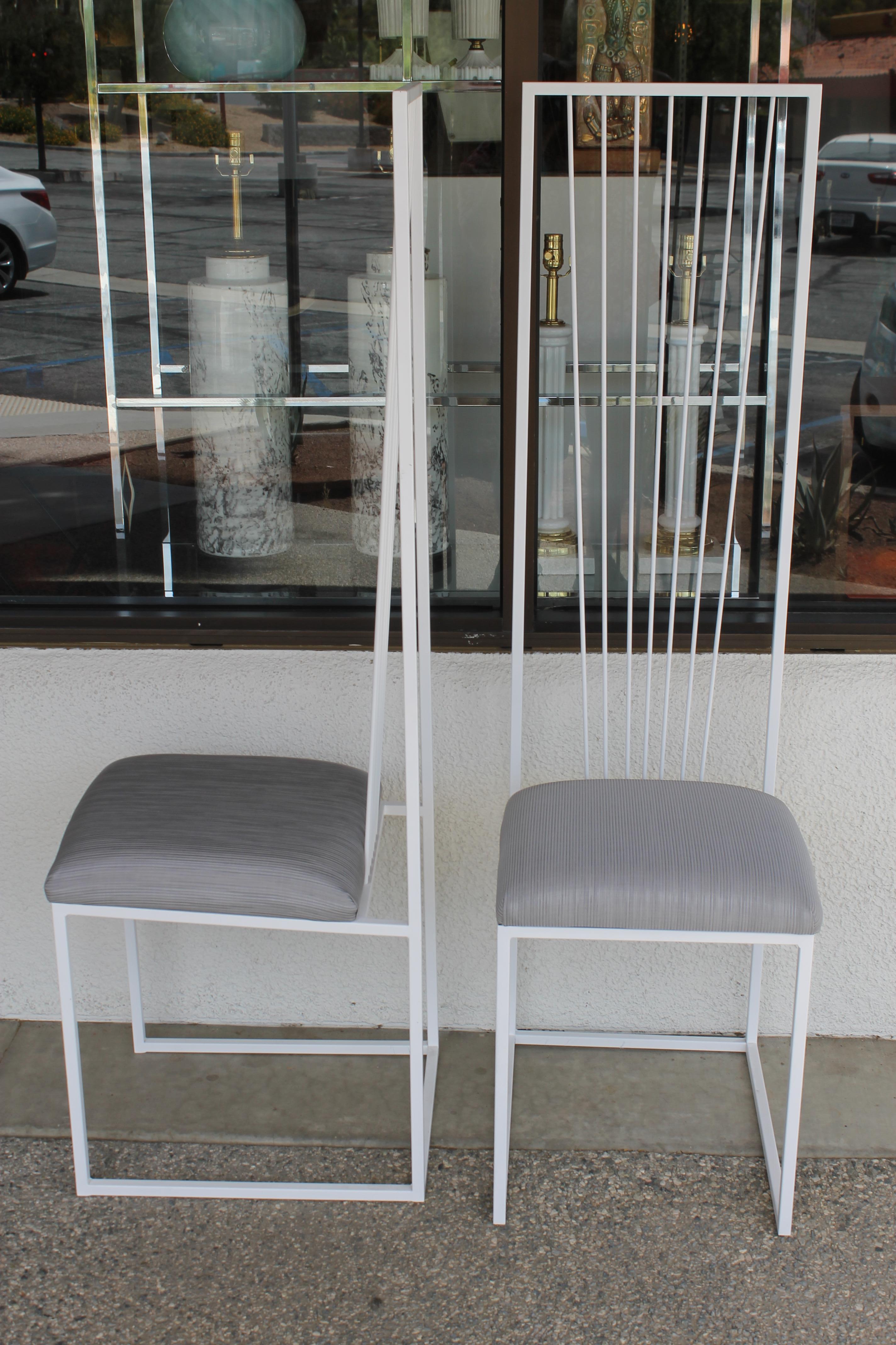 Vier Stühle mit hoher Rückenlehne, bezogen mit Sunbrella-Stoff. Wir haben diese Stühle sandgestrahlt und pulverbeschichtet in satiniertem Weiß. Kann sowohl innen als auch außen verwendet werden. Jeder Stuhl ist 15
