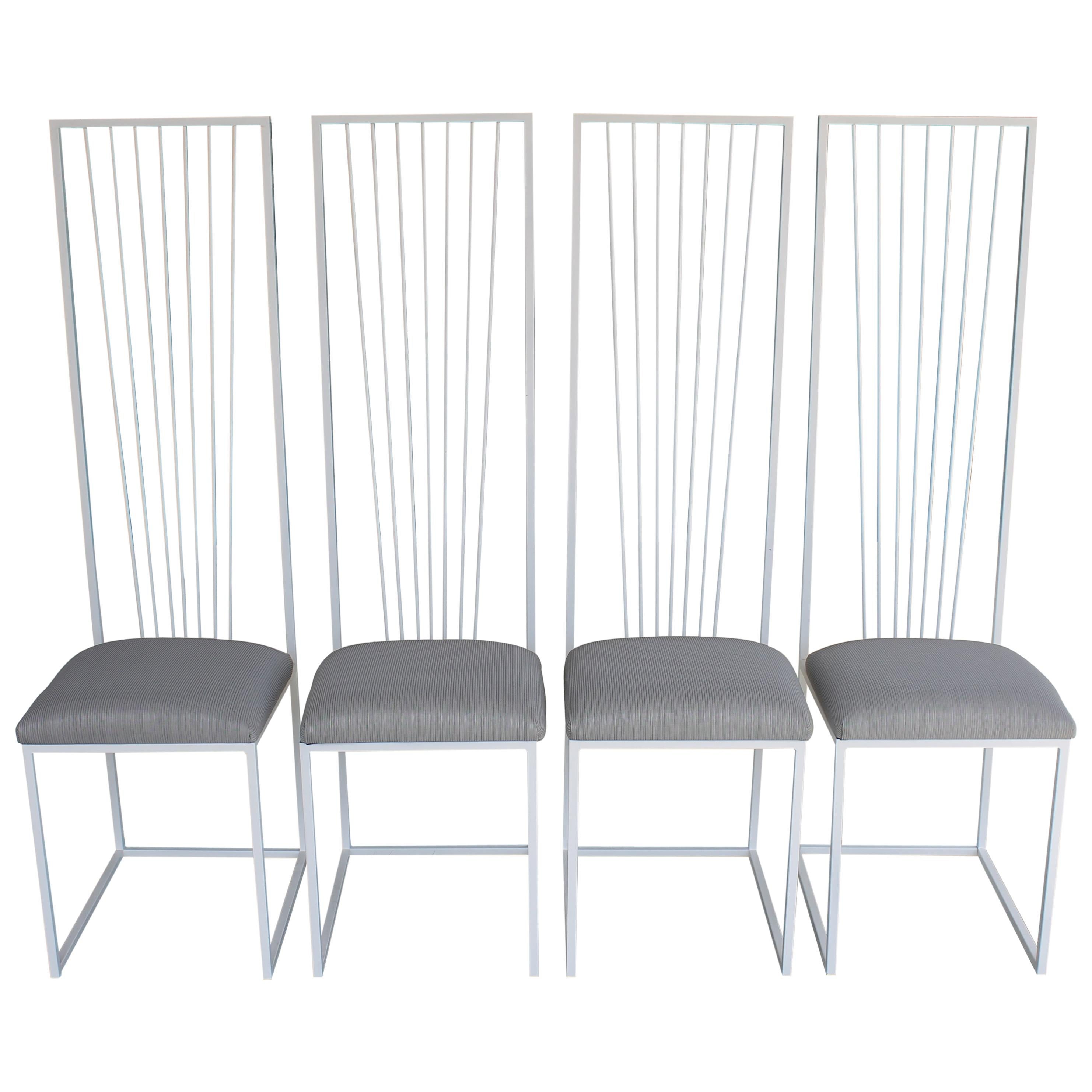Quatre chaises sculpturales à haut dossier en acier