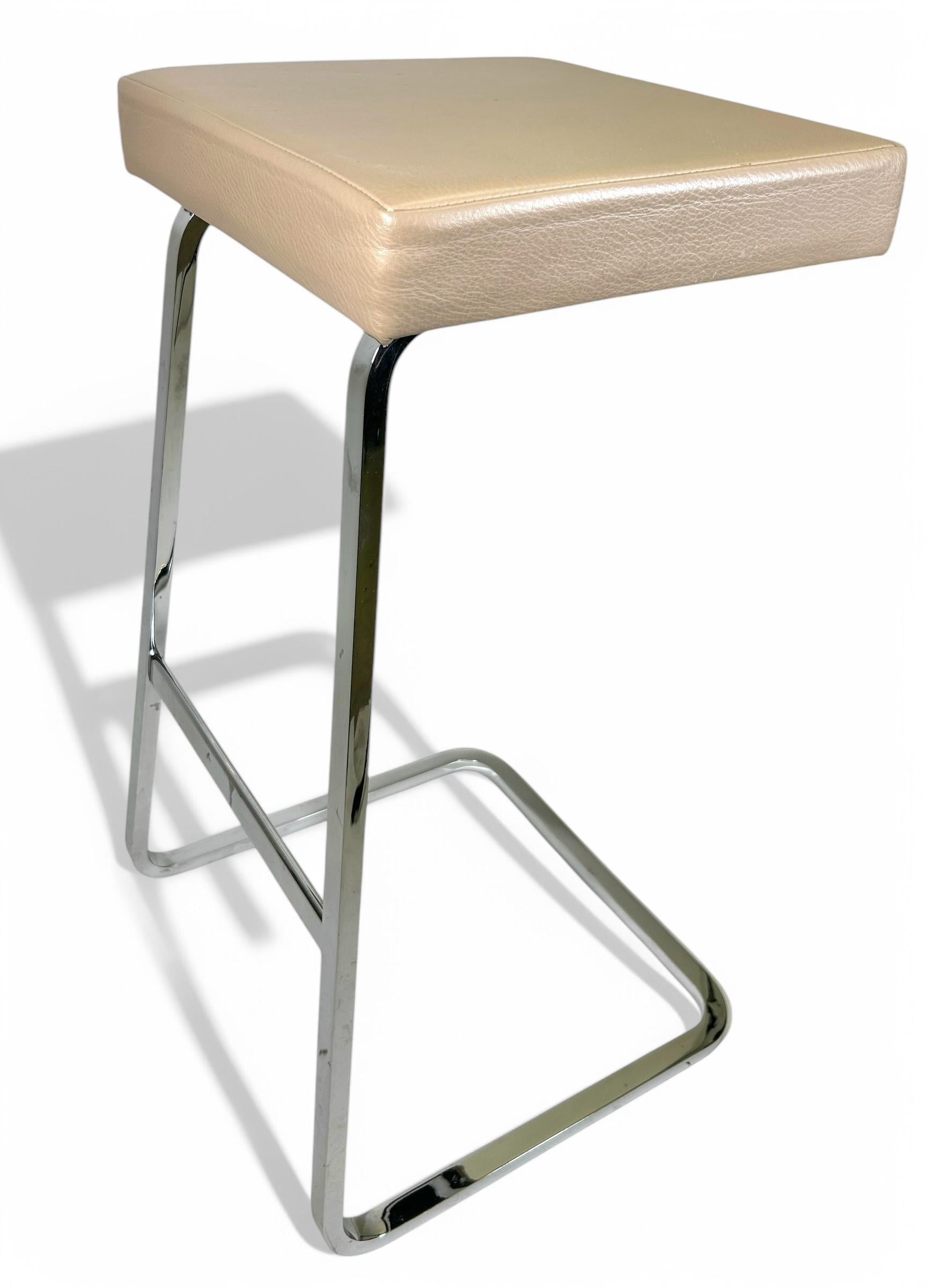 Four Seasons Barhocker von Mies Van Der Rohe für Knoll in Kaffee Leder (amerikanisch) im Angebot