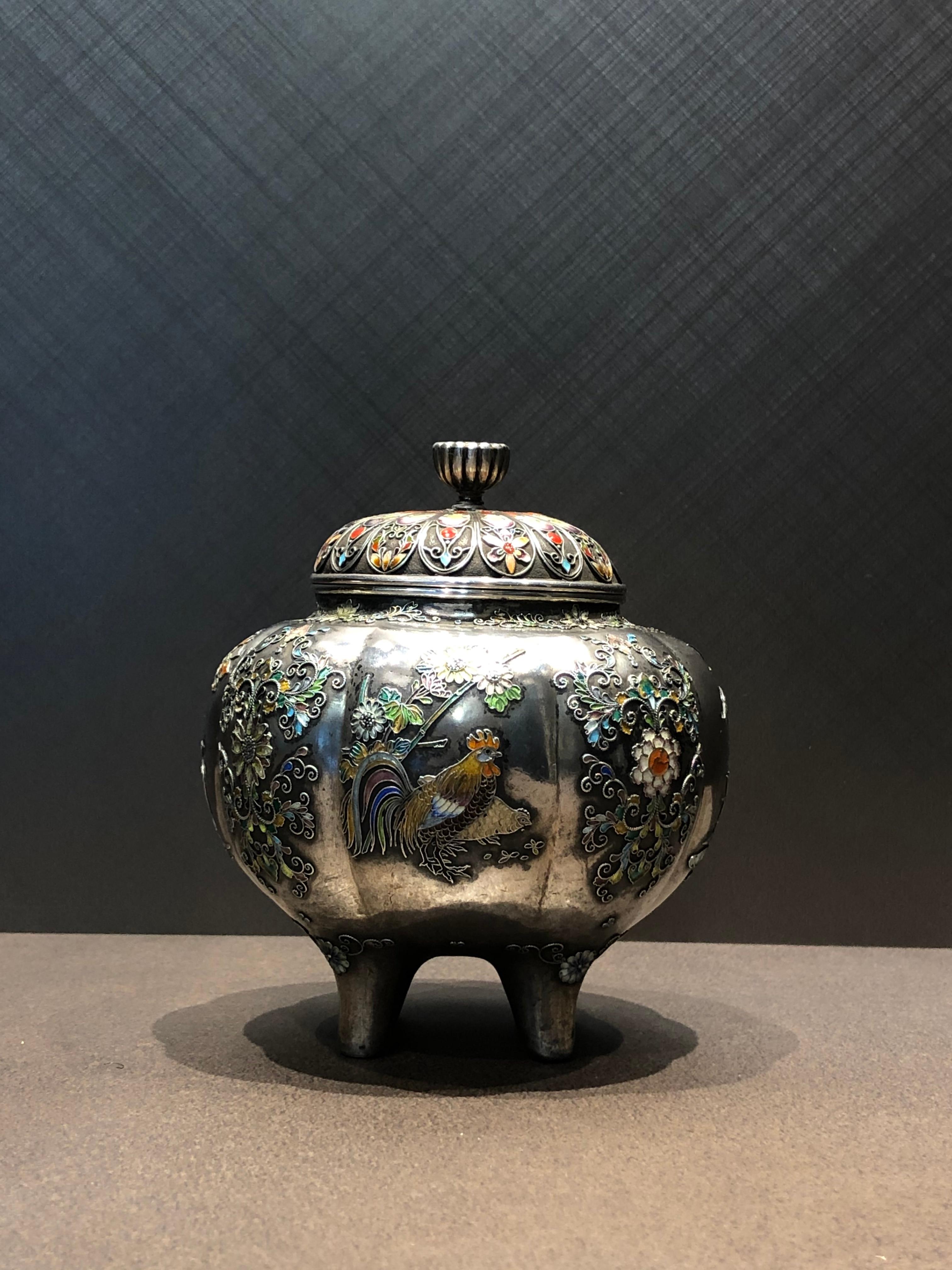 Incense burner inlaid with cloisonne enamel on silver, made in the Meiji period.
This is a gem of the Meiji period by Ipposai.

The circular body, has eight demensions with four legs.
Each side of the body is inlaid with crane, egret, chicken,