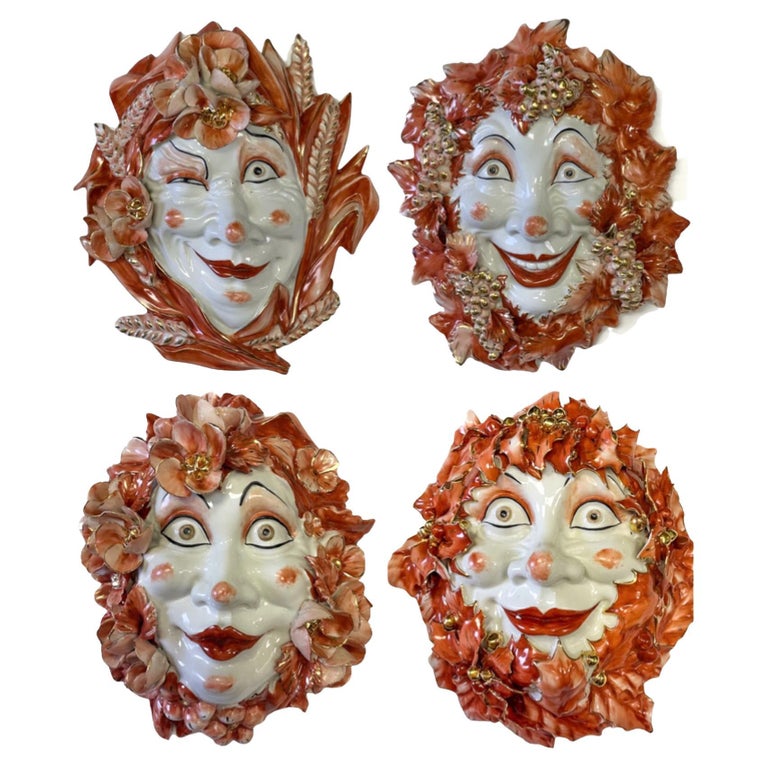 Sculptures italiennes en forme de masque Quatre Saisons en céramique dorée  et peinte S/4 sur 1stDibs