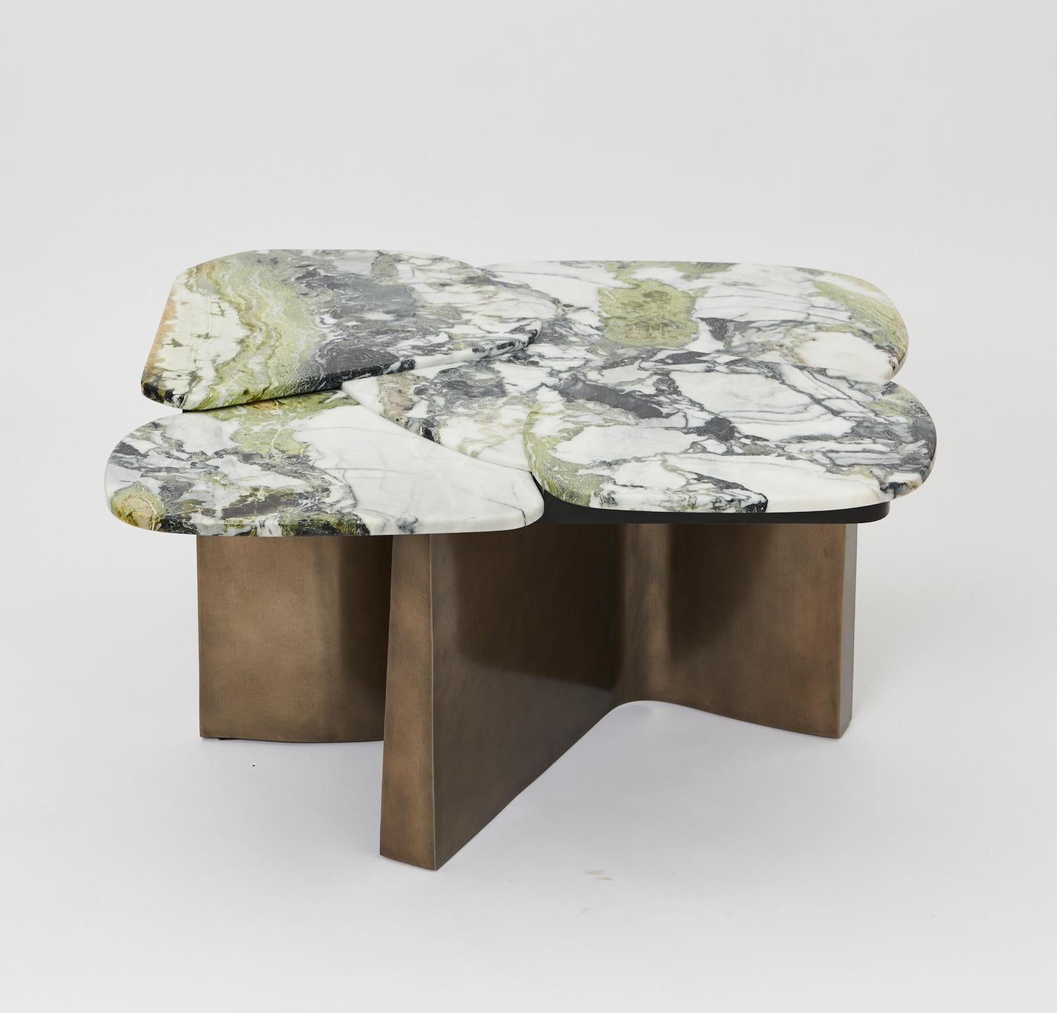 This marble and metal table found its origins in an abstract painting full of the dynamic of lines. The designer manages to pile up the four stone blocks through which the emerald green-veined marble presents a moving texture.