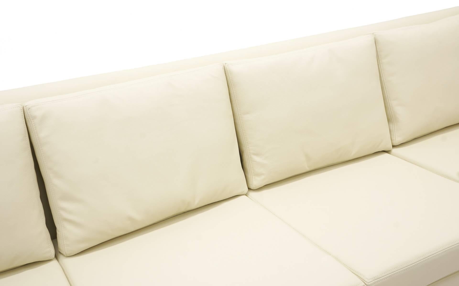 Viersitziges Sofa von Hans Olsen, weiß/ elfenbeinfarbenes Leder mit Palisanderbeinen. Restauriert. (Skandinavische Moderne) im Angebot